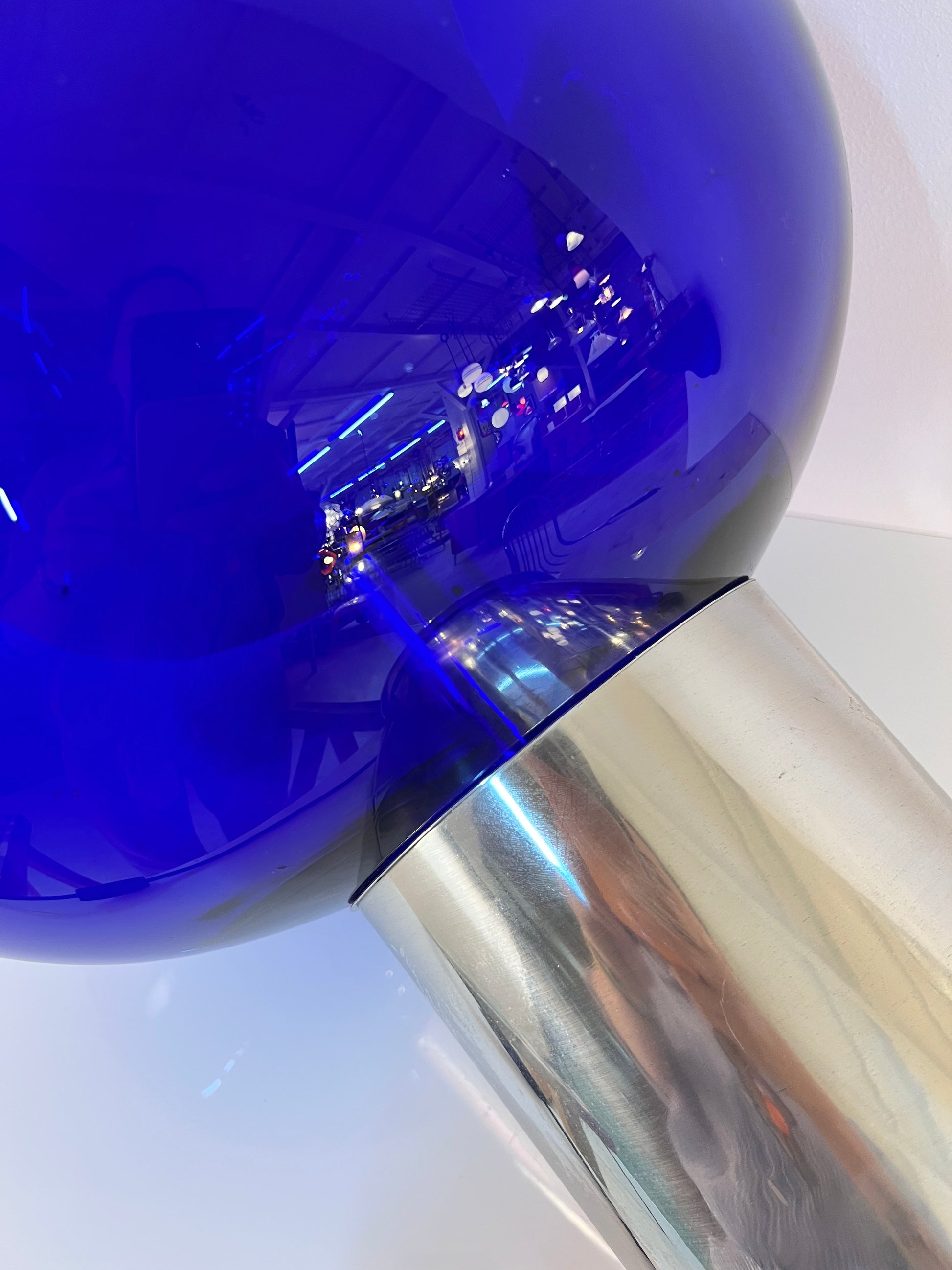 Tischlampe mit doppelwandigem Glasschirm königsblau von Doria