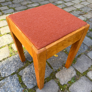 Hocker Eiche mit roter Sitzfläche aus Dänemark