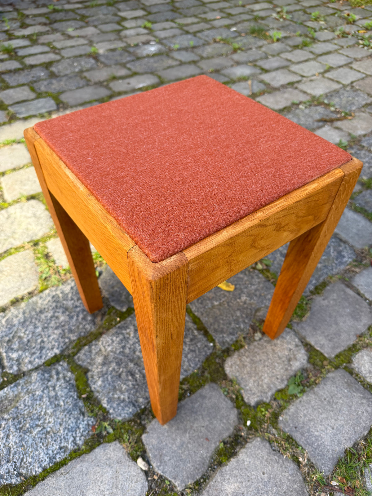 Hocker Eiche mit roter Sitzfläche aus Dänemark