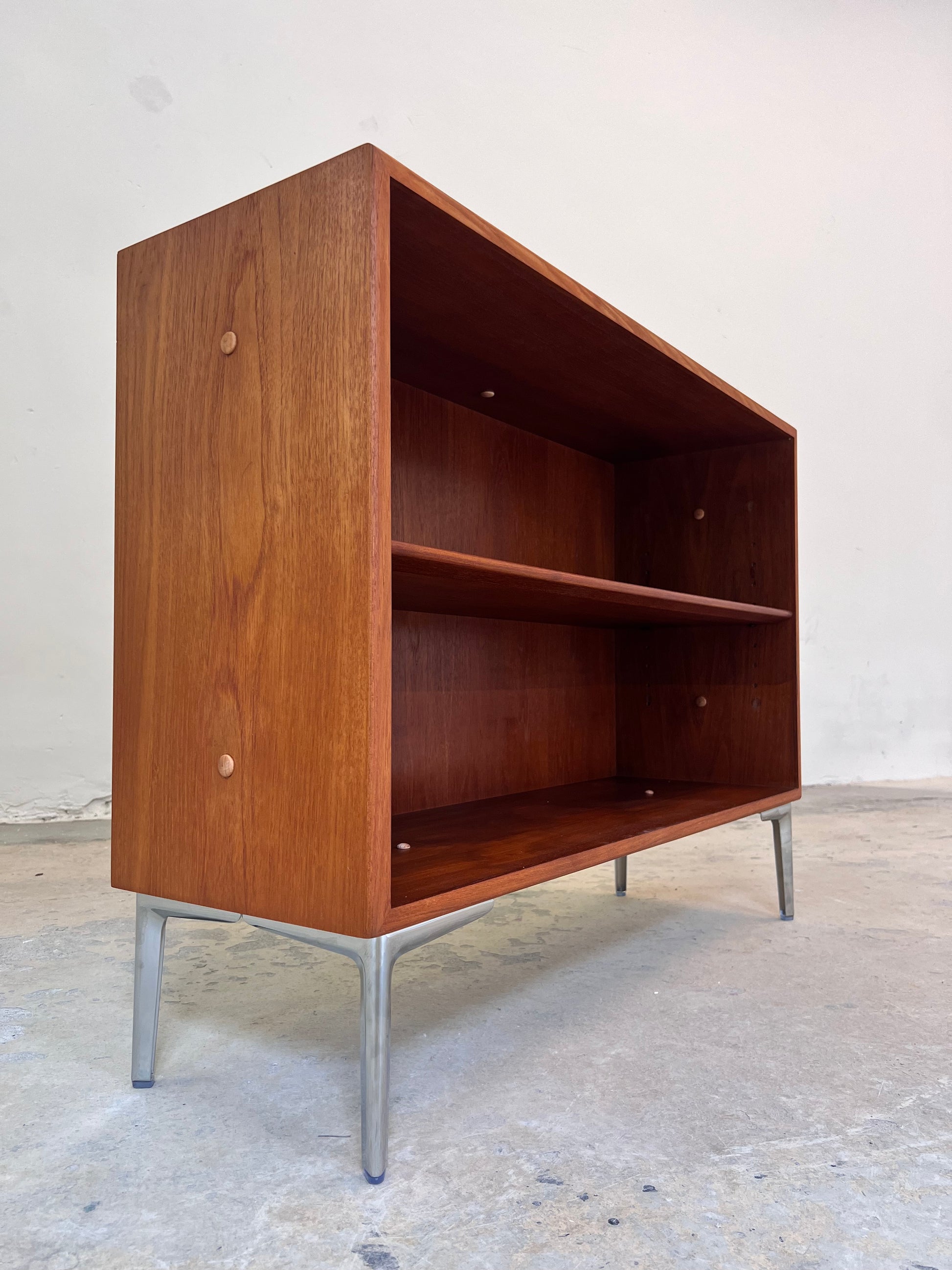 Regal Teak mit neuen Chromfüßen
