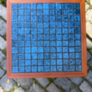 Quadratischer Beistelltisch Teak mit blauen Fliesen aus Dänemark