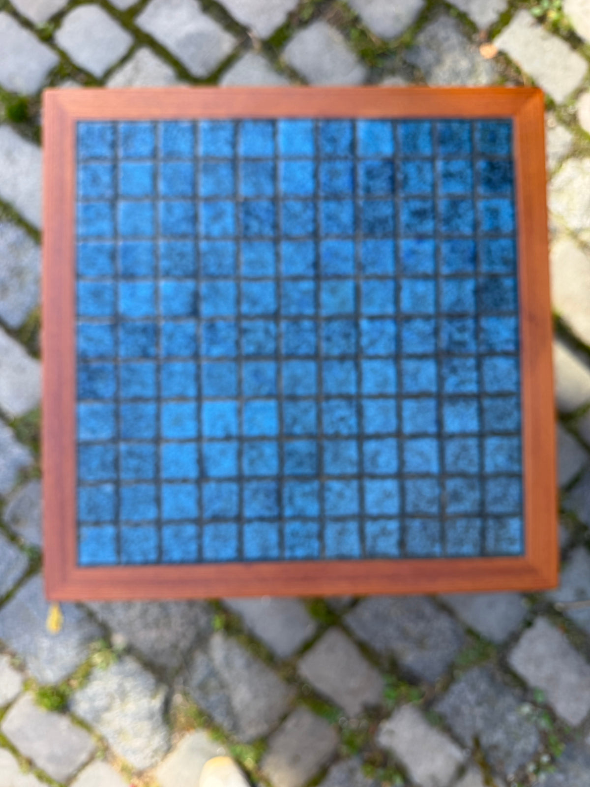 Quadratischer Beistelltisch Teak mit blauen Fliesen aus Dänemark