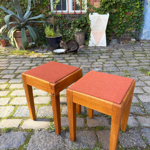 Hocker Eiche mit roter Sitzfläche aus Dänemark