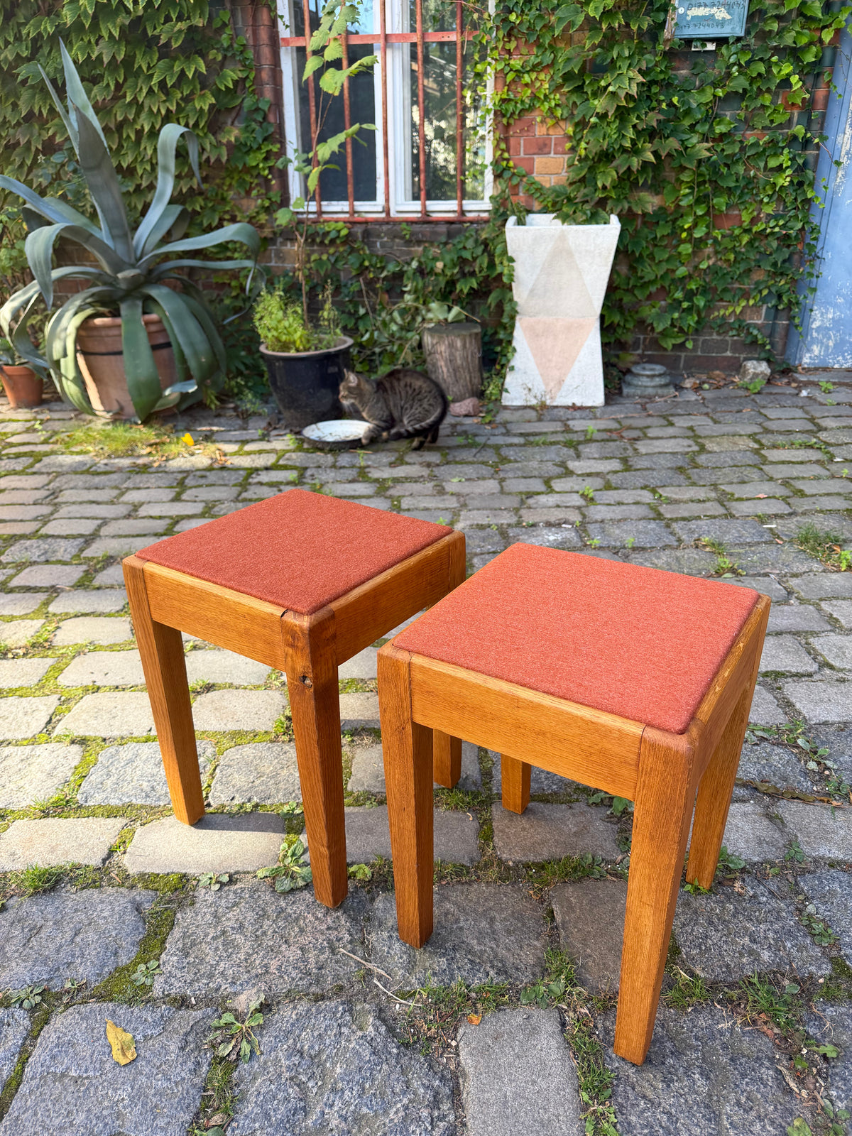 Hocker Eiche mit roter Sitzfläche aus Dänemark