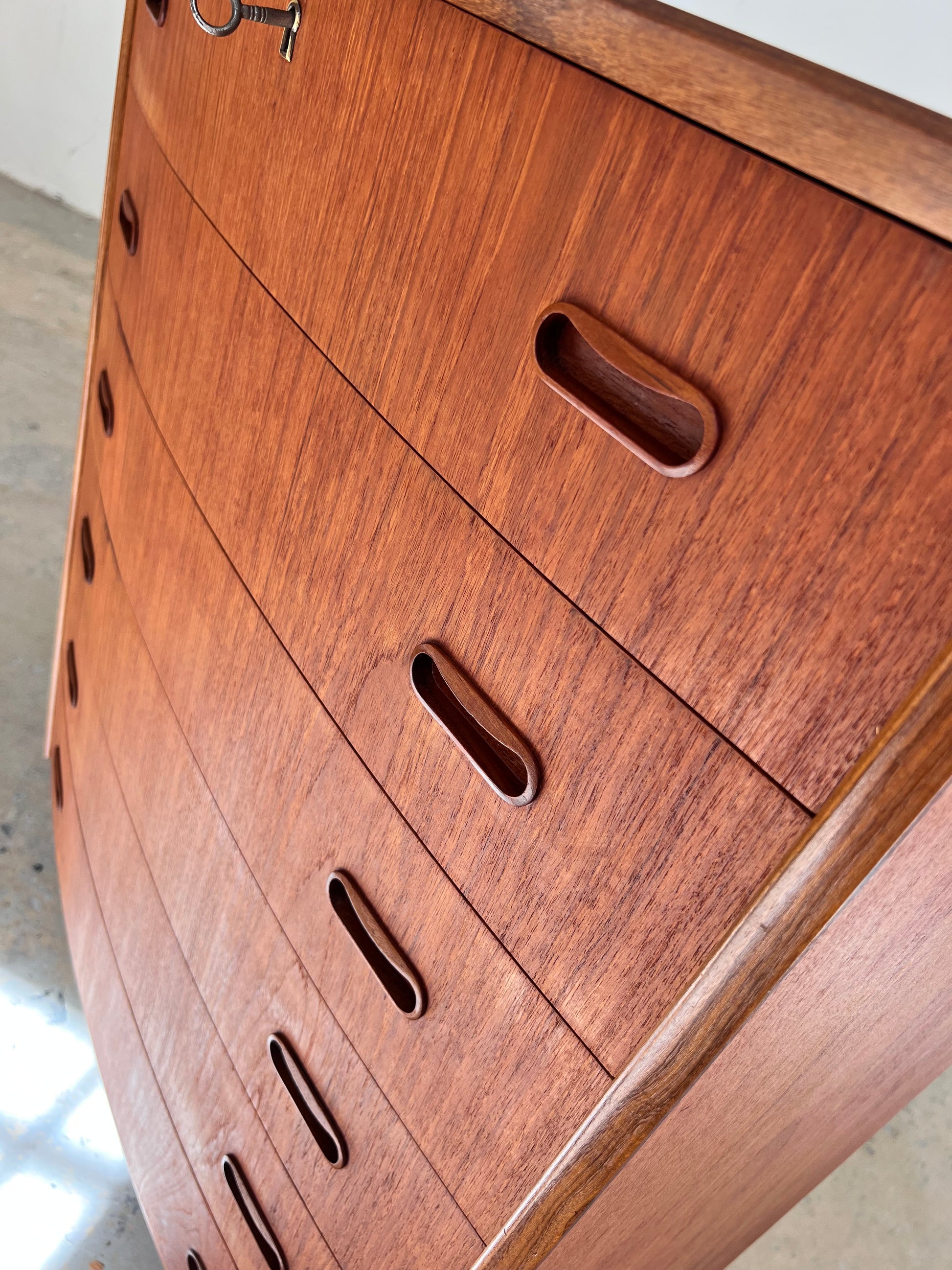 Halbrunde Kommode Teak mit Schloss aus Dänemark