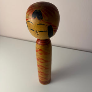 Japanische Kokeshi Holzfigur handbemalt