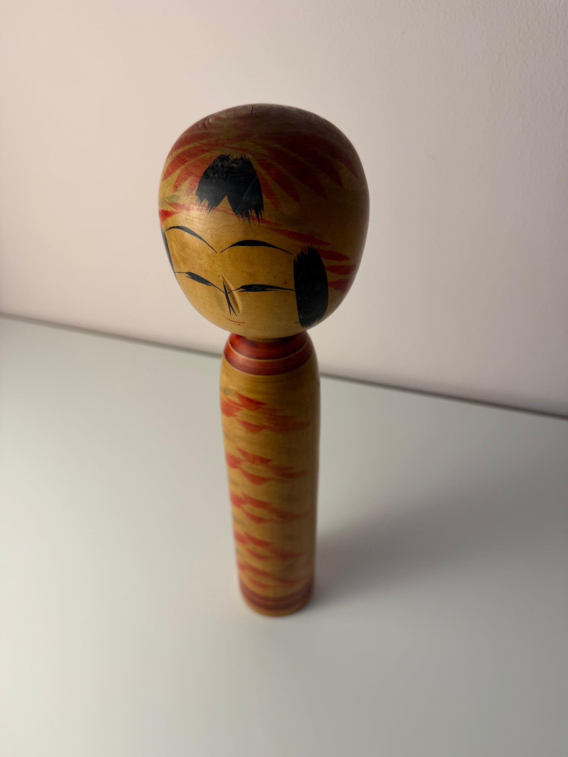 Japanische Kokeshi Holzfigur handbemalt