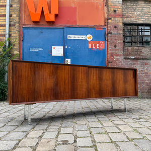 Sideboard Mahagoni mit Schiebetüren & Chromfüßen