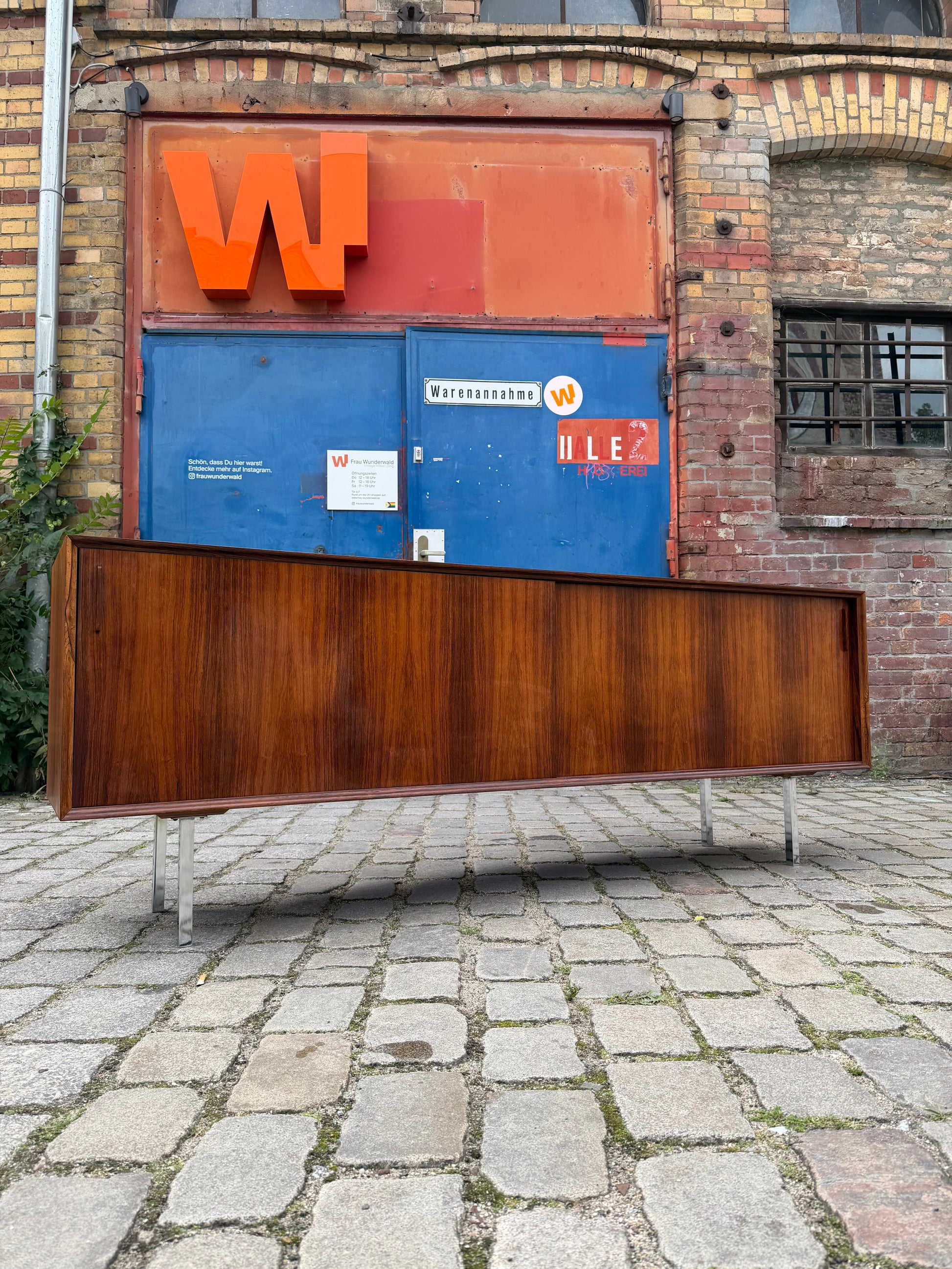 Sideboard Mahagoni mit Schiebetüren & Chromfüßen