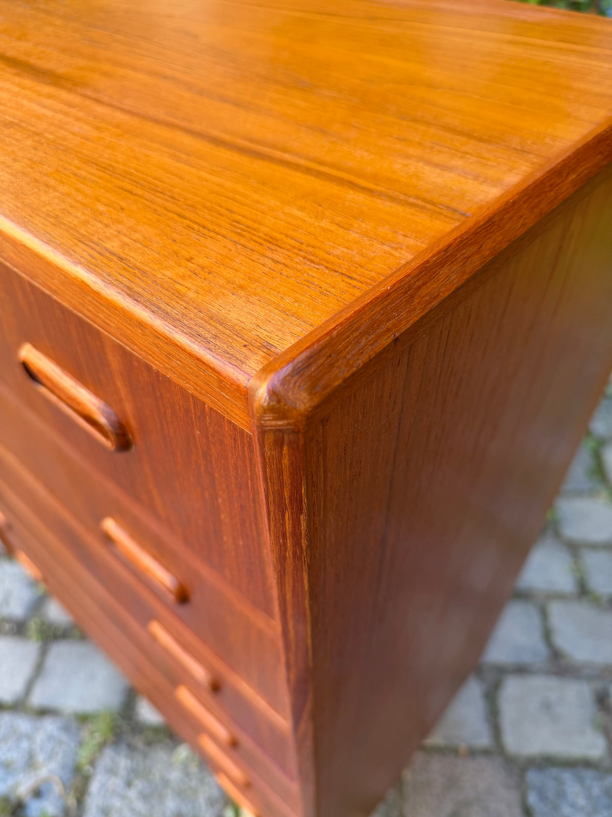 Kommode Teak mit Griffmulden & Schloss aus Dänemark