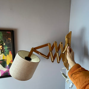 Scherenlampe beige Holz von Le Klint