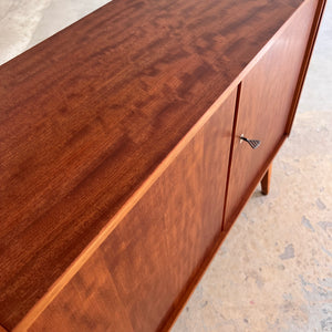 Schrank Nussbaum mit Schloss & Holzgestell