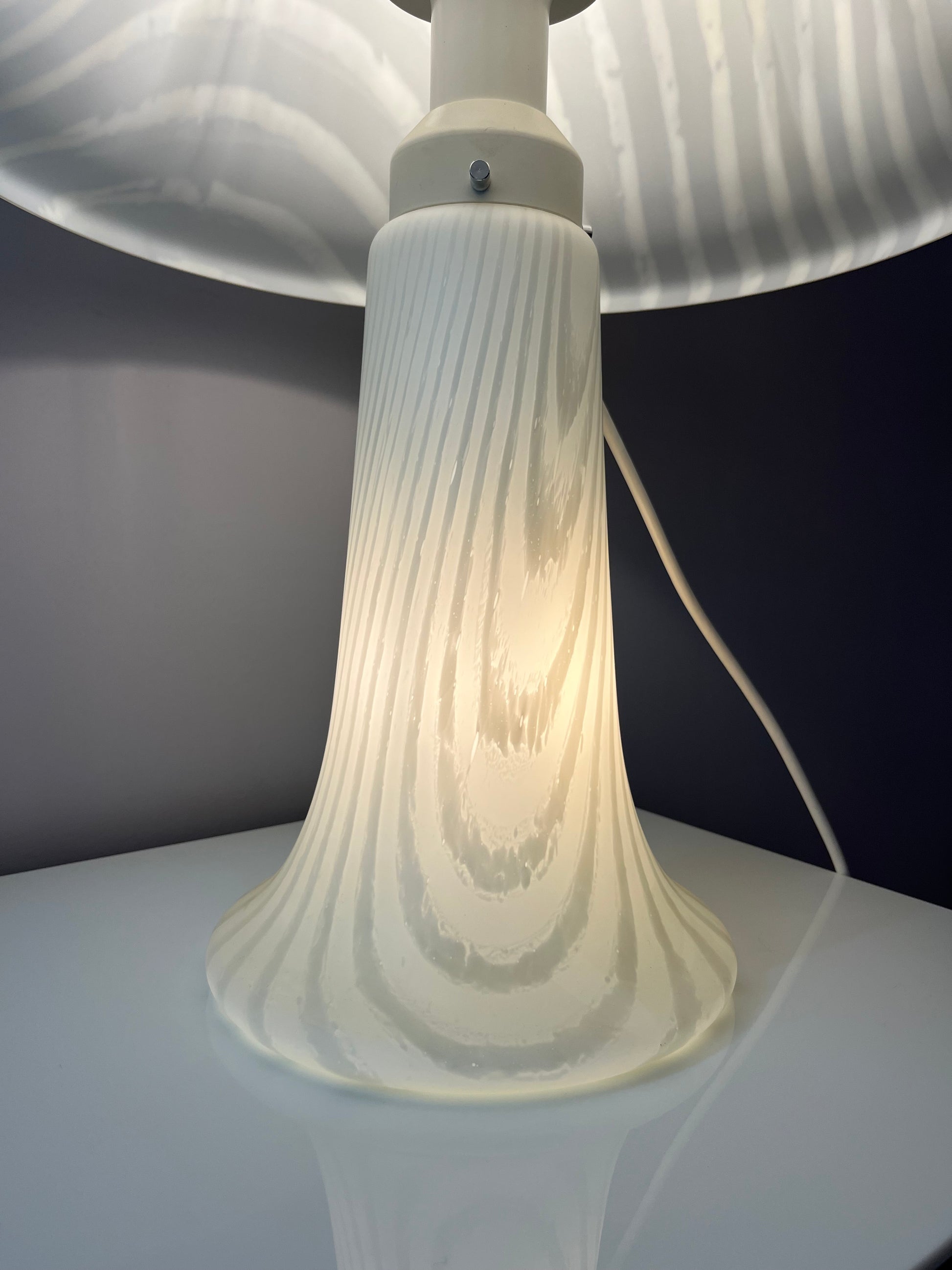 Pilzlampe weiß mit Zebramuster von Peill & Putzler