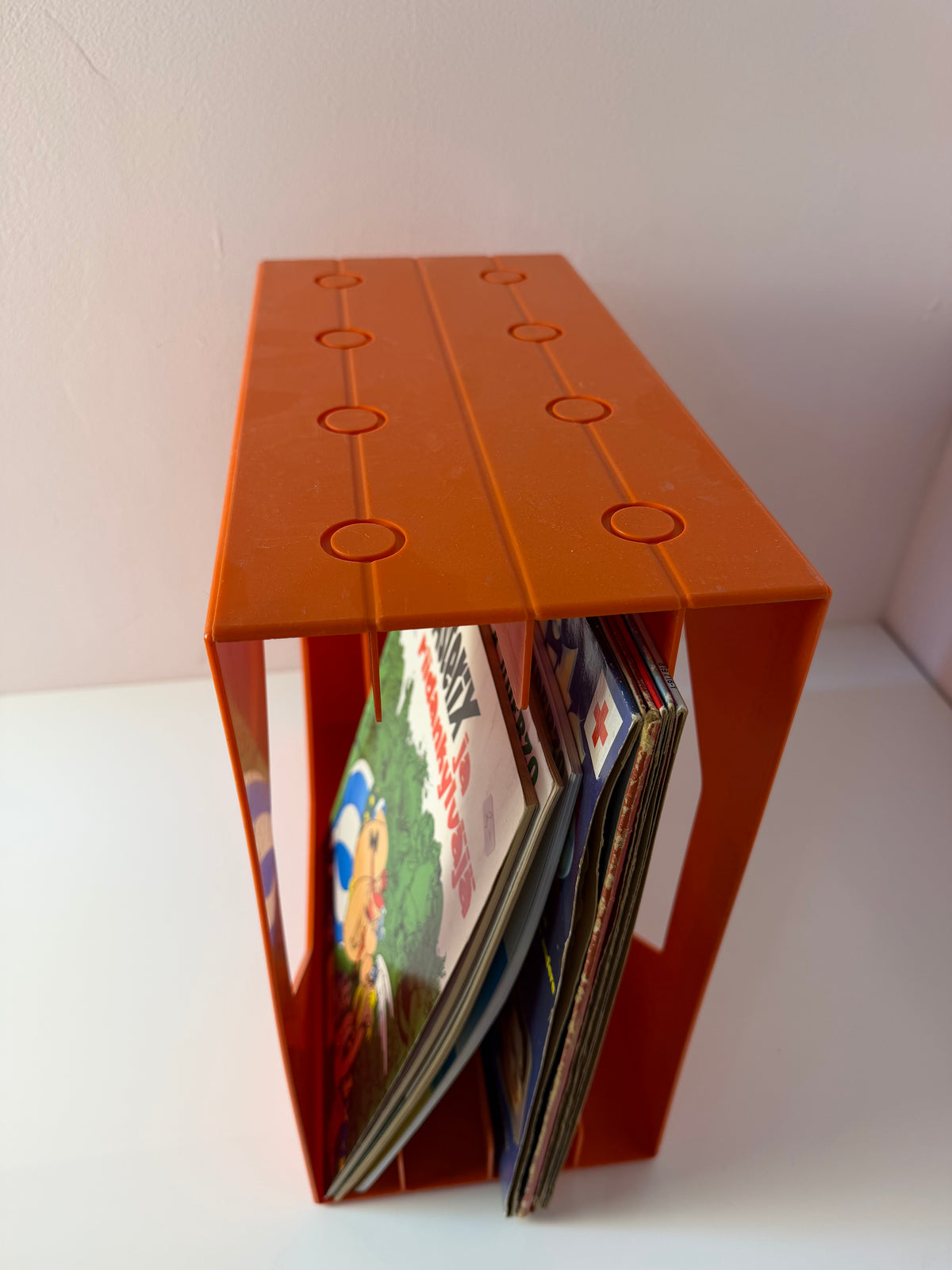 Schallplattenständer orange von Schweizer Design