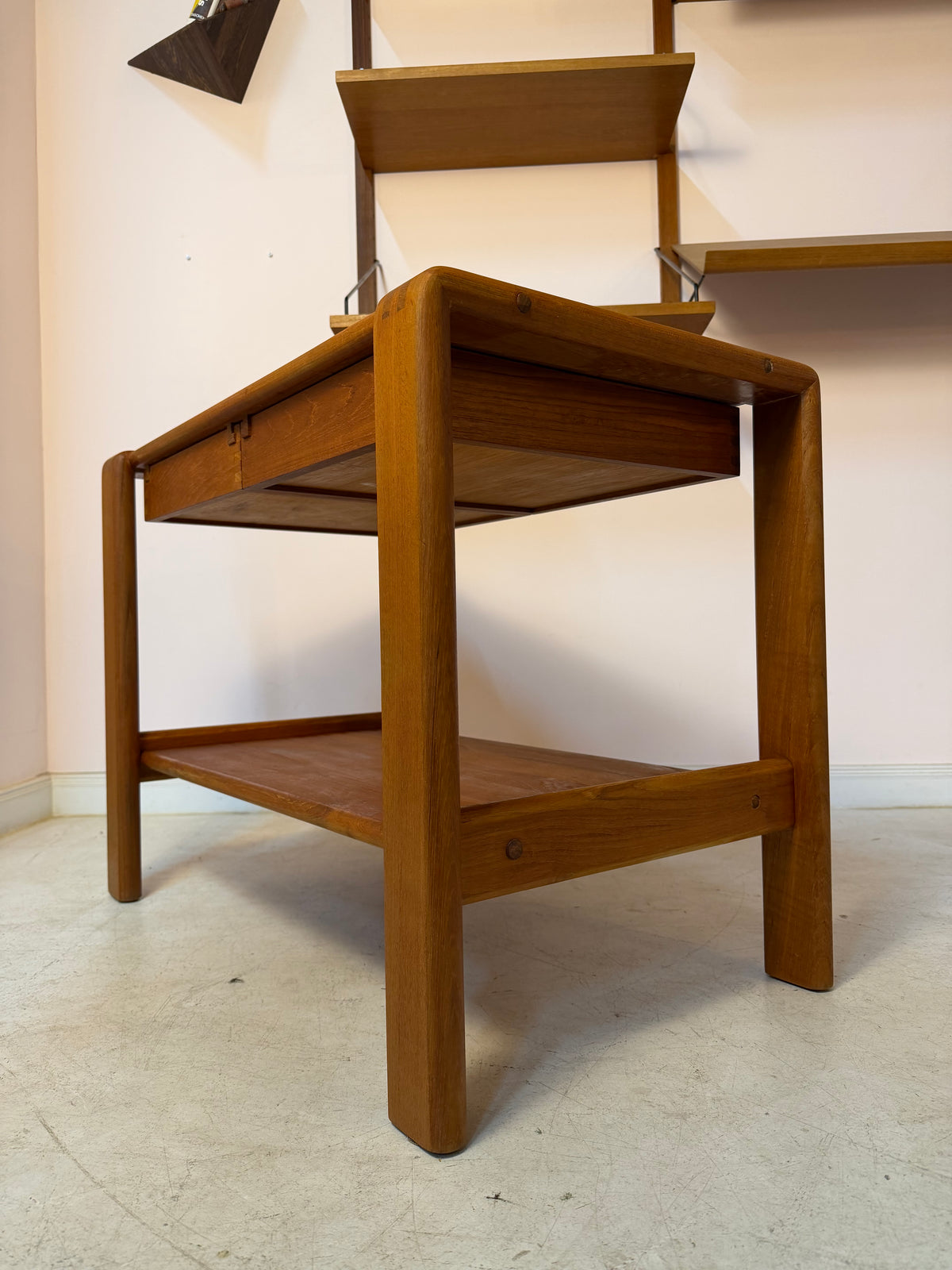 Beistelltisch Teak mit Schubladen & Ablage aus Dänemark