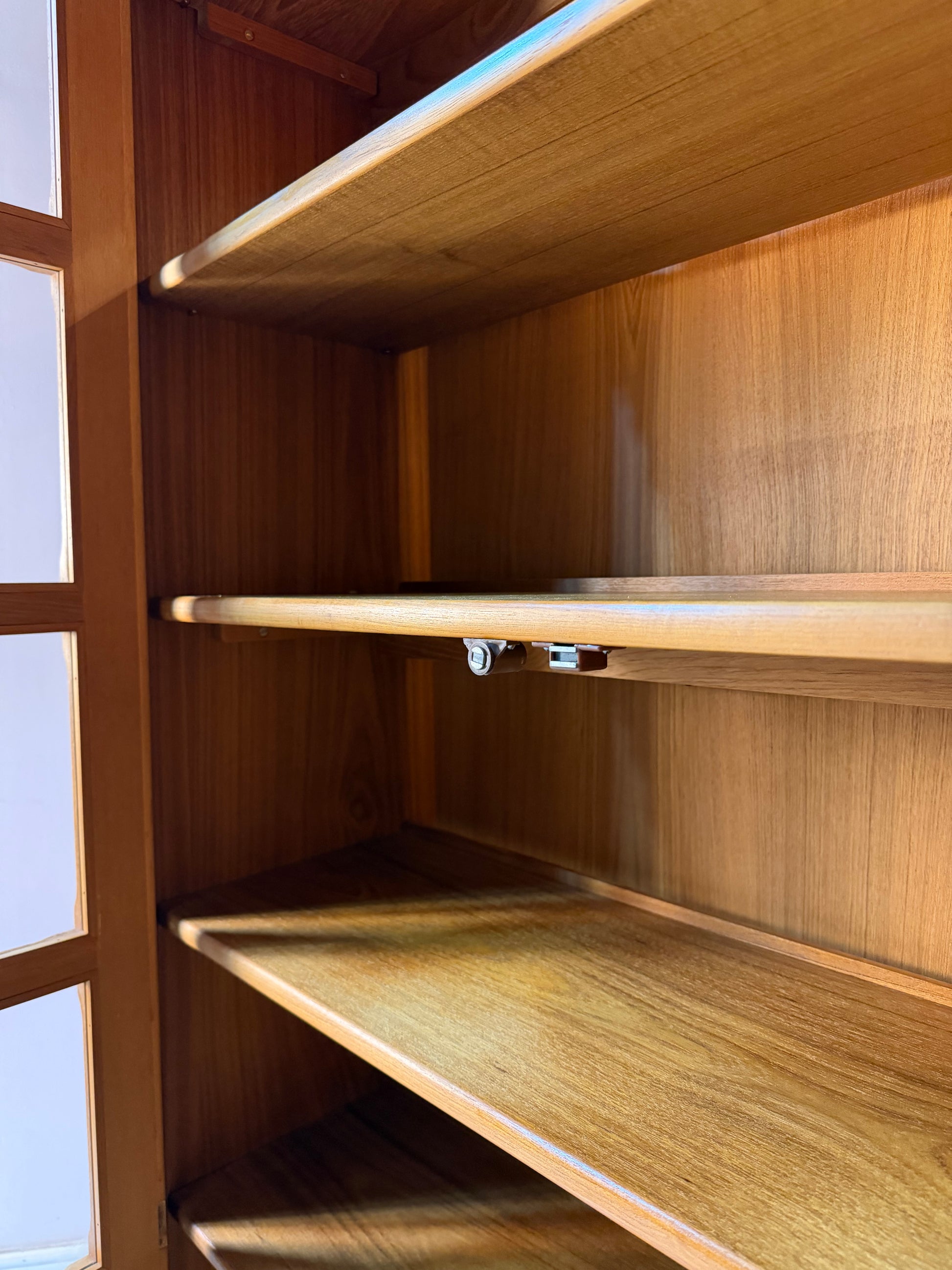 Rundbogen Vitrine Teak von Dyrlund