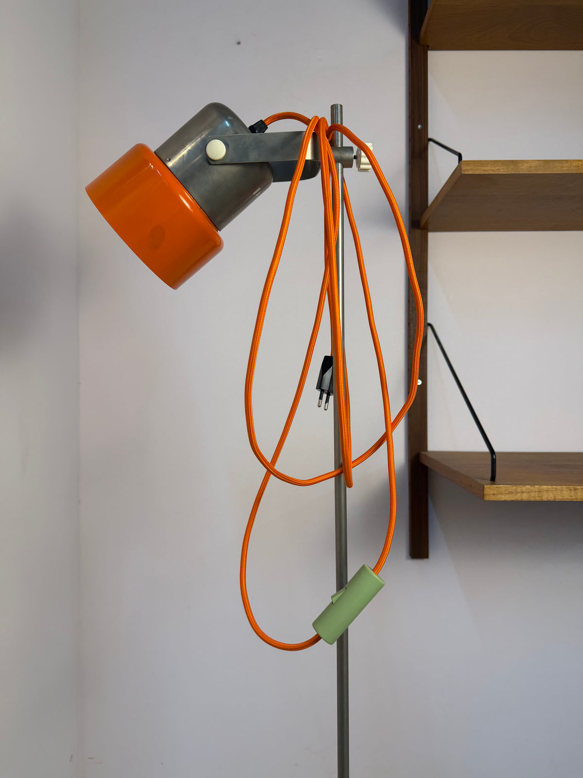 Stehlampe orange Chrom von AKA Werke
