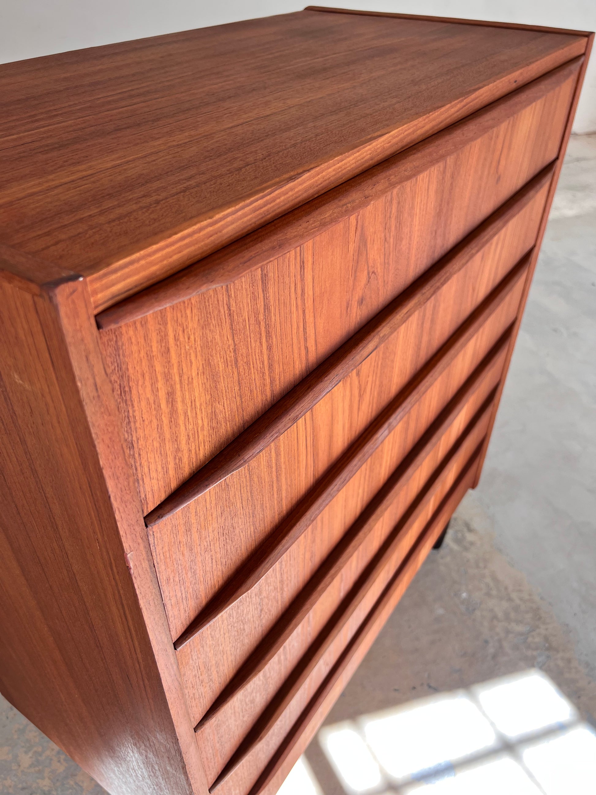 Kommode Teak mit geraden Griffen aus Dänemark