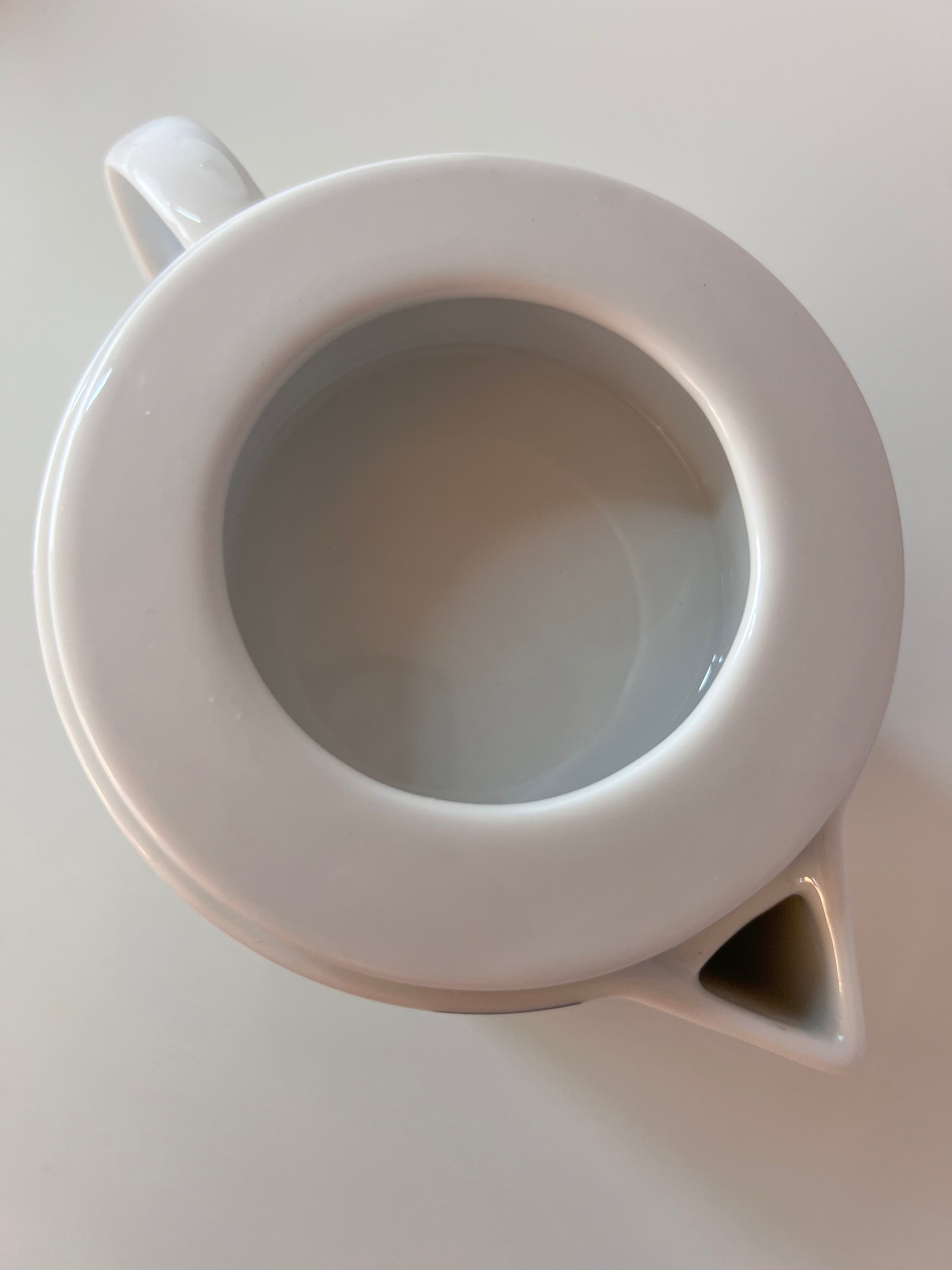 Teekanne dunkelblau weiß mit "Geometry 1" Print von Verner Panton für Menu