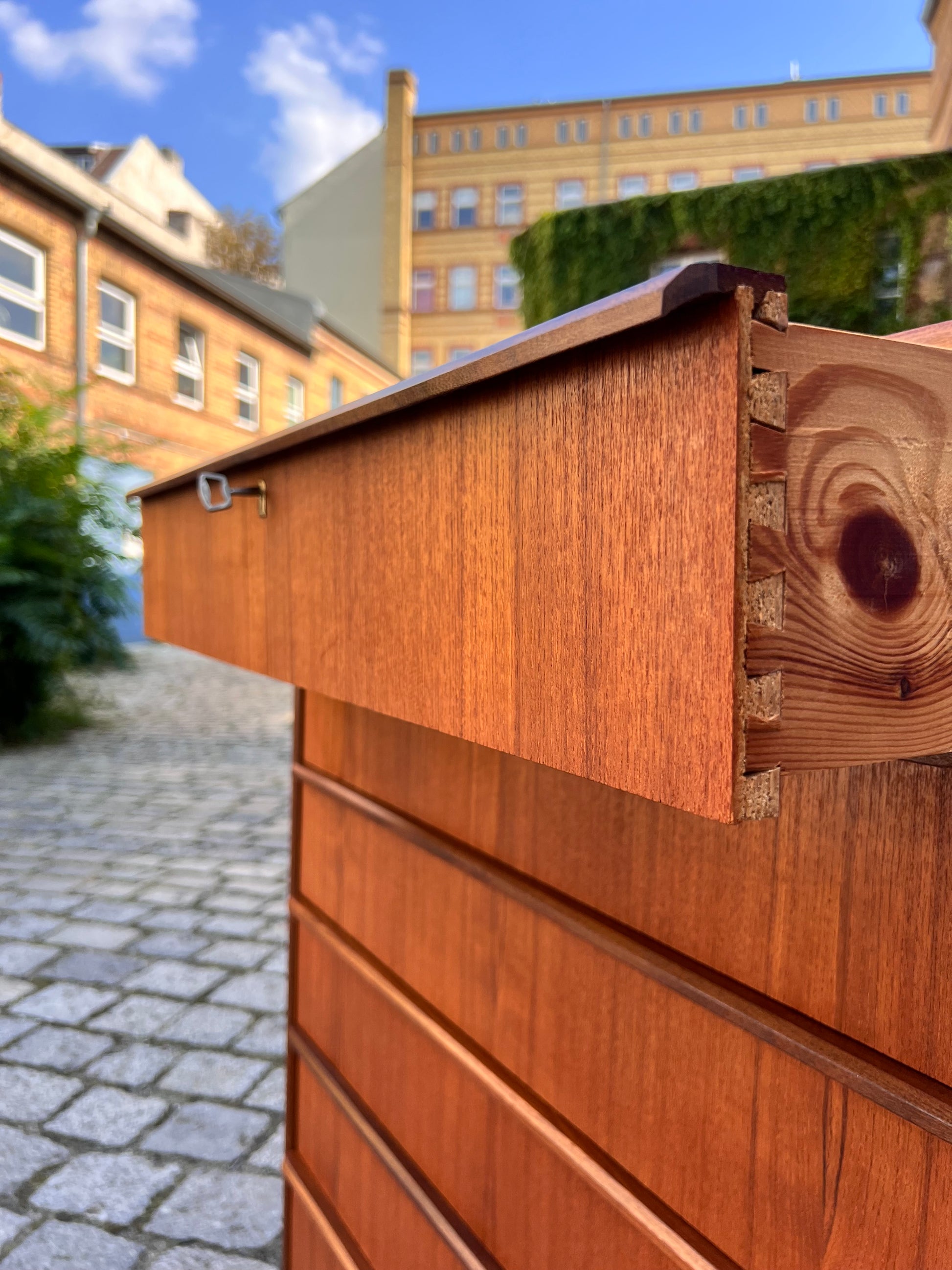 Kommode Teak mit durchgängigen Griffen