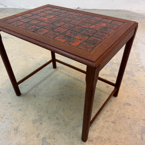 Beistelltisch Teak mit orange gescheckten Fliesen