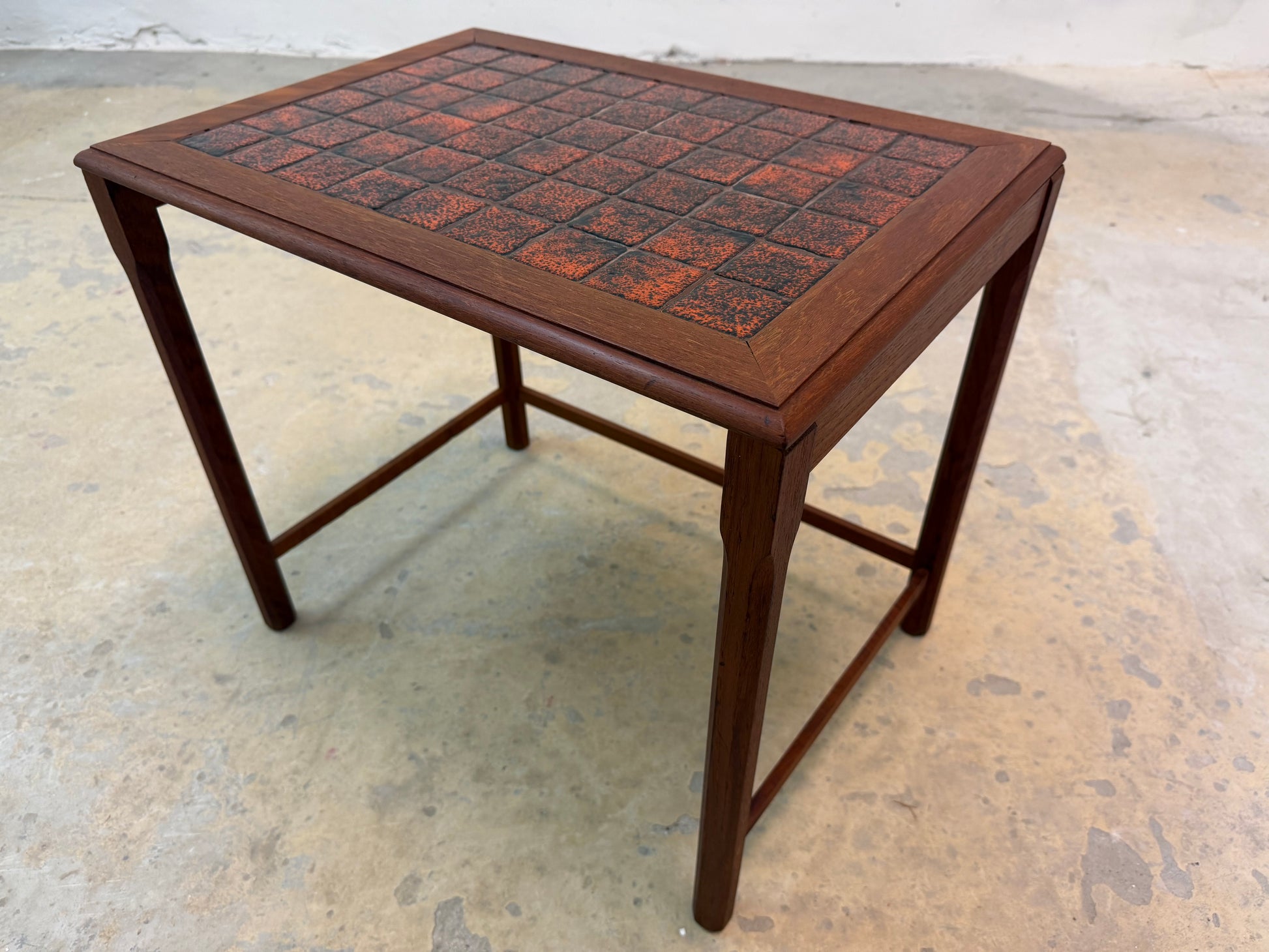 Beistelltisch Teak mit orange gescheckten Fliesen