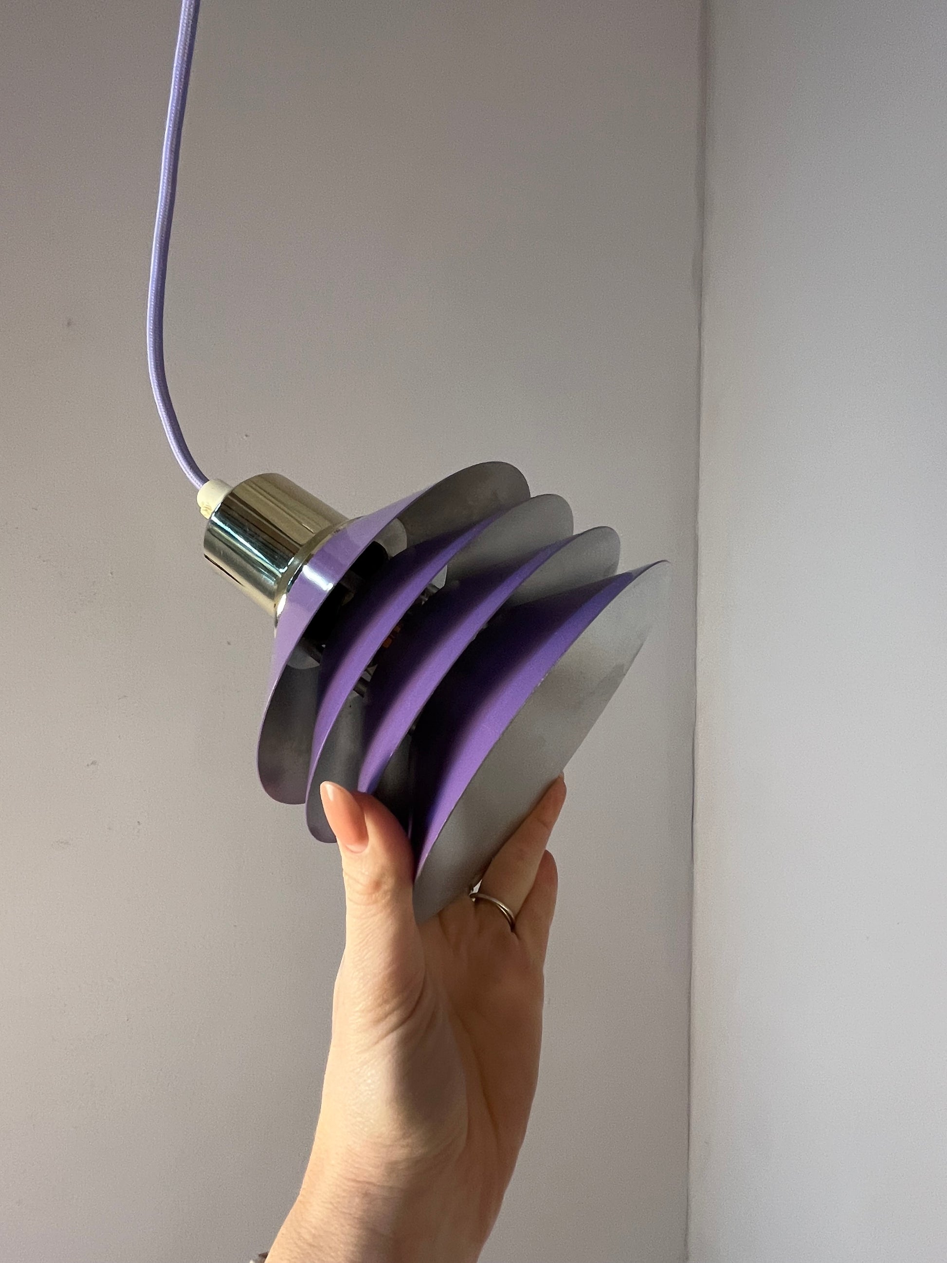 Lamellenlampe Modell Siam lila silber von Design Light