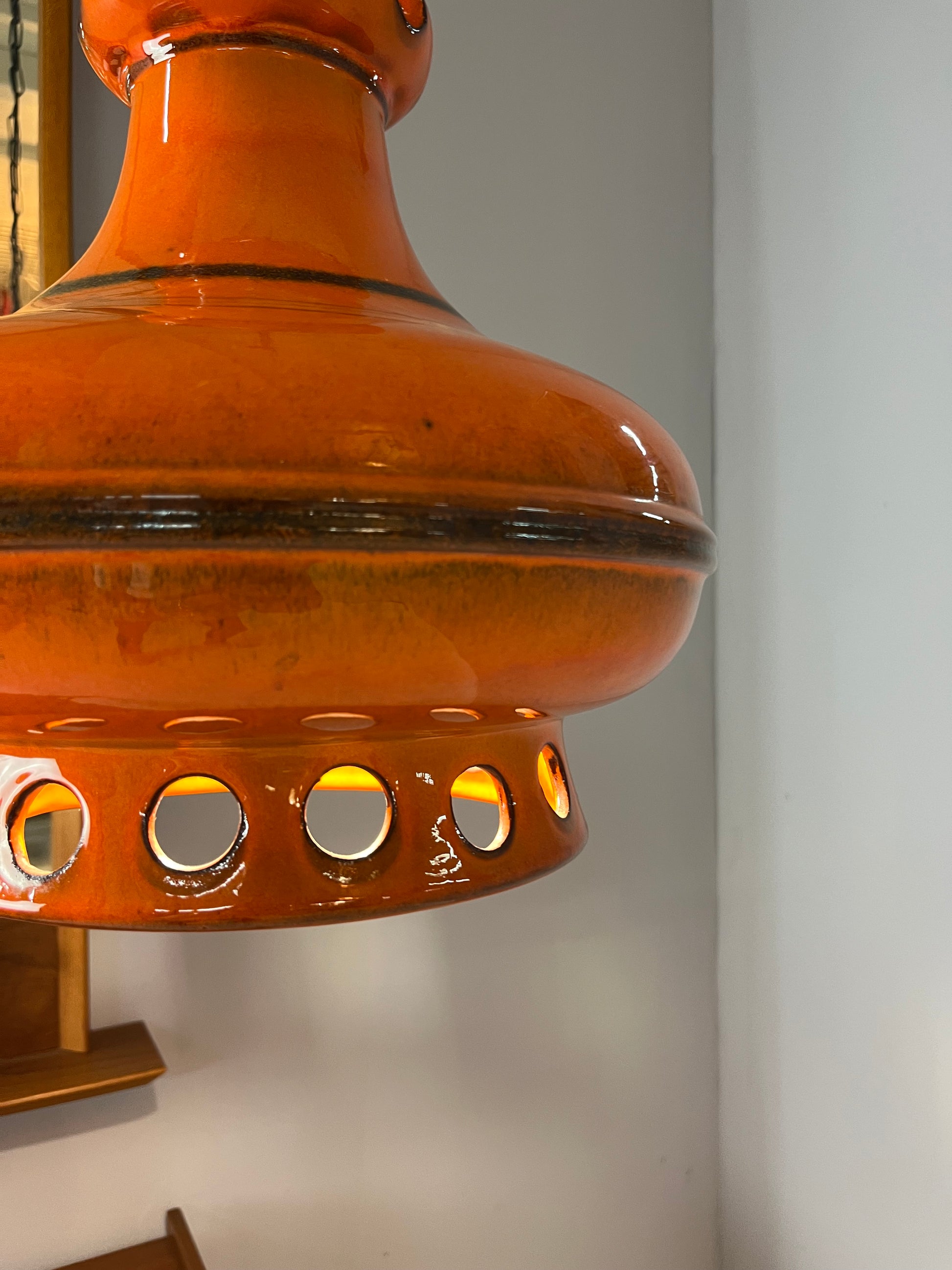 Keramiklampe orange mit Kette aus Westdeutschland