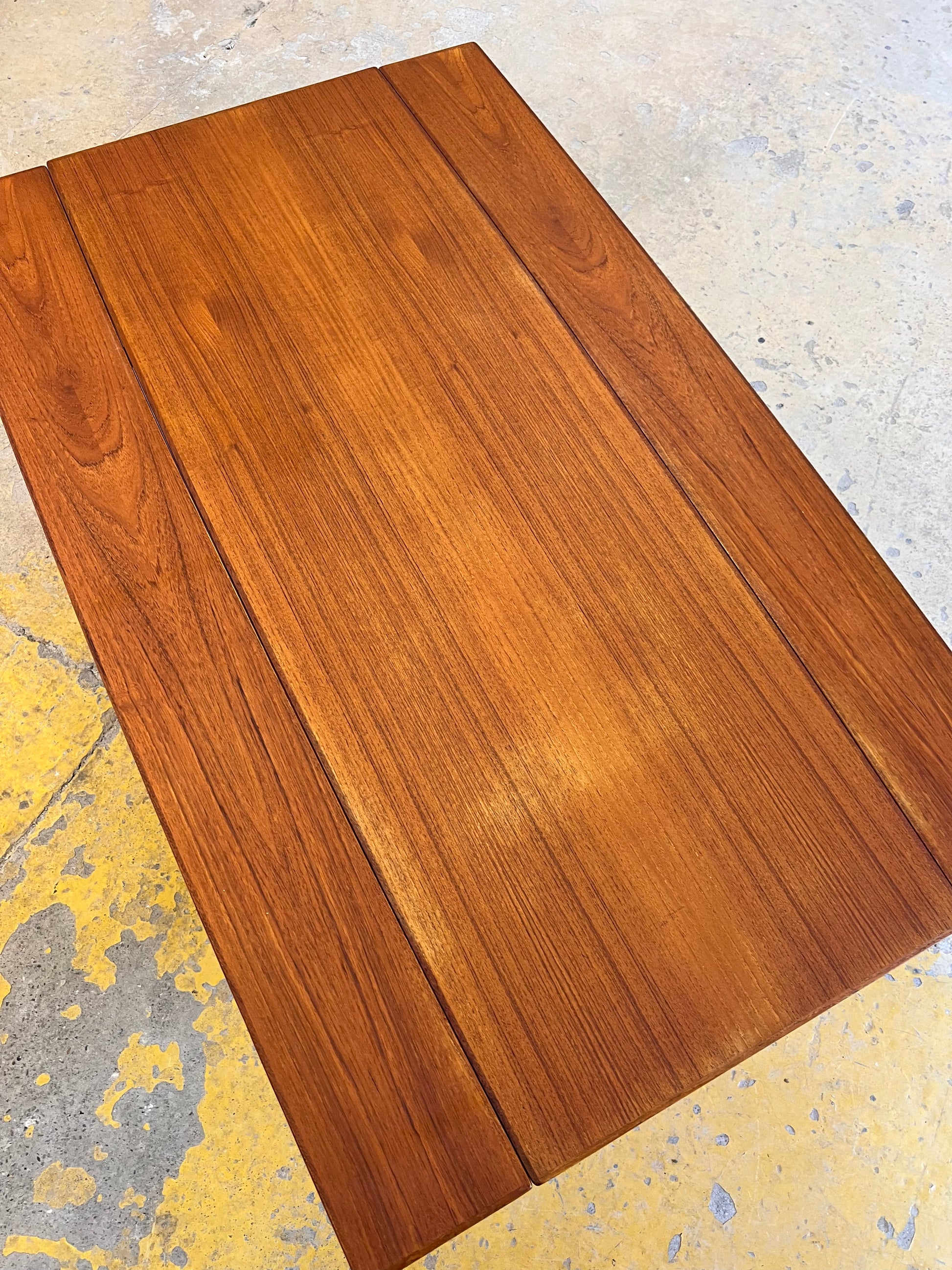 Ausziehbarer Couchtisch Teak mit Ablage