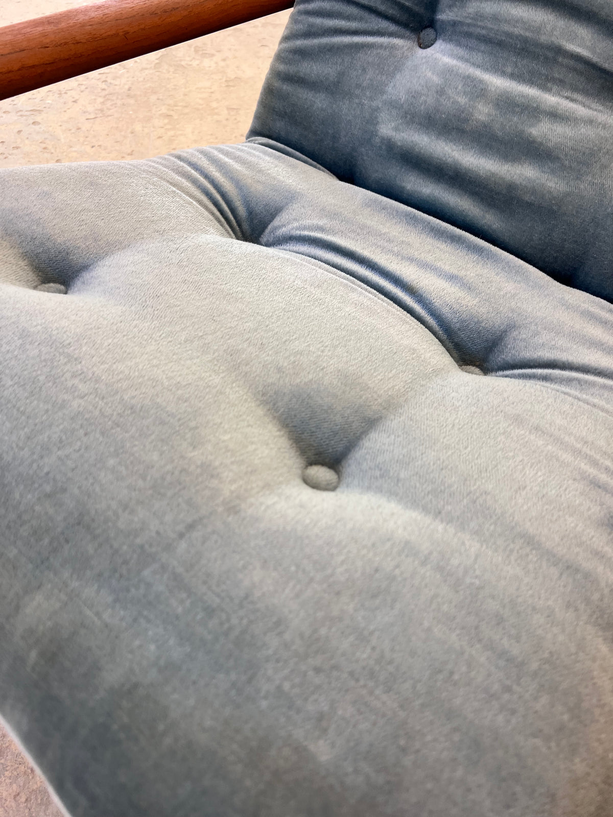 Sessel Loungechair blauer Samt und Teak