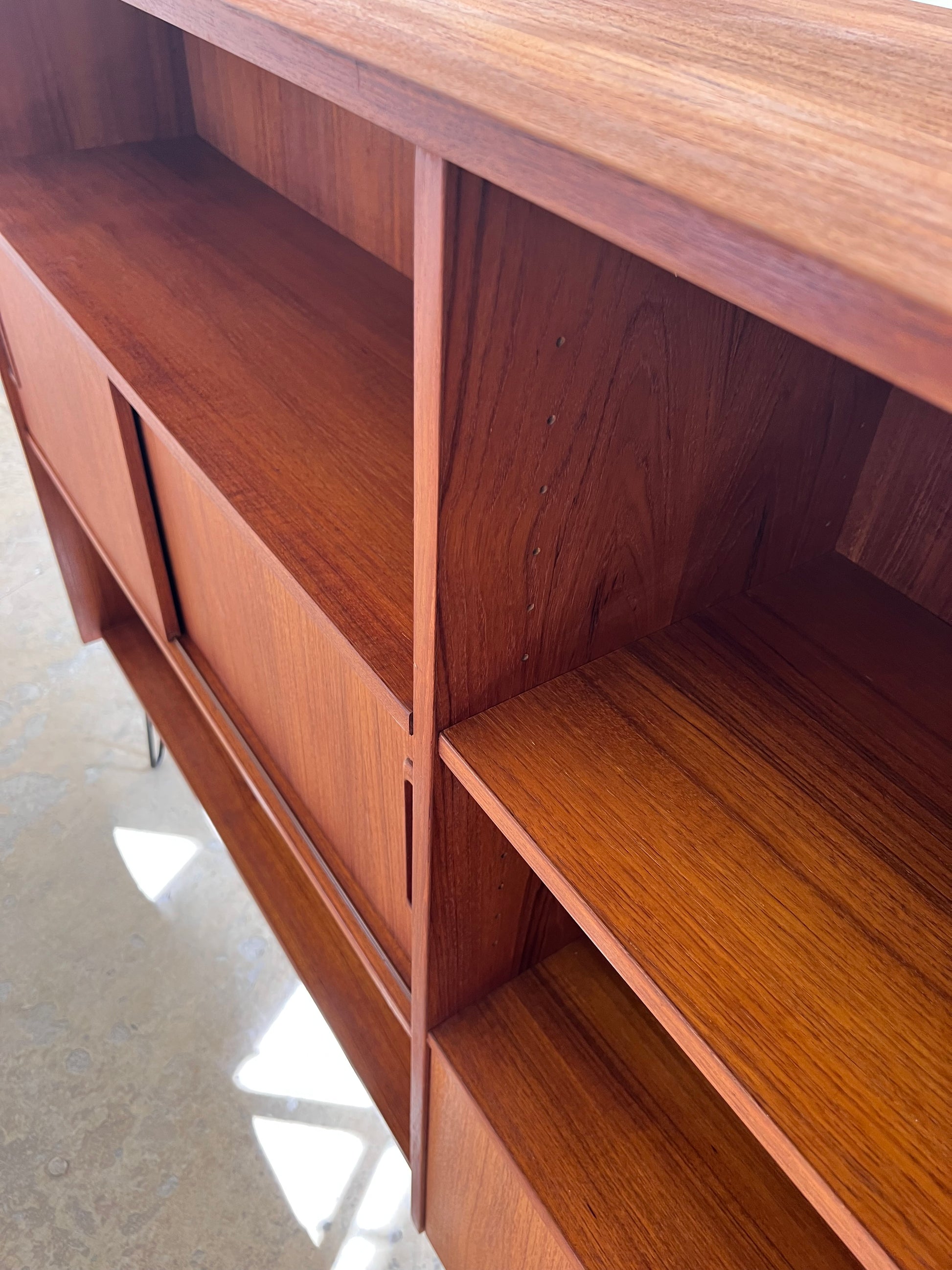 Regal auf Hairpinlegs aus Dänemark