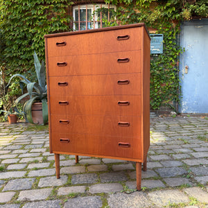 Kommode Teak mit Griffmulden von Kværndrup Møbelfabrik