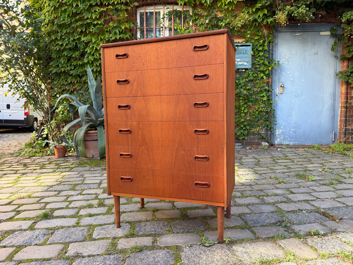 Kommode Teak mit Griffmulden von Kværndrup Møbelfabrik