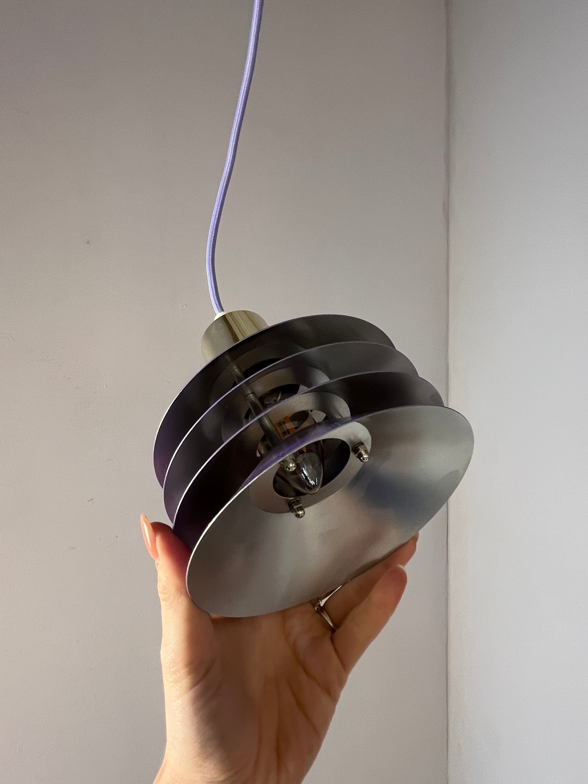 Lamellenlampe Modell Siam lila silber von Design Light
