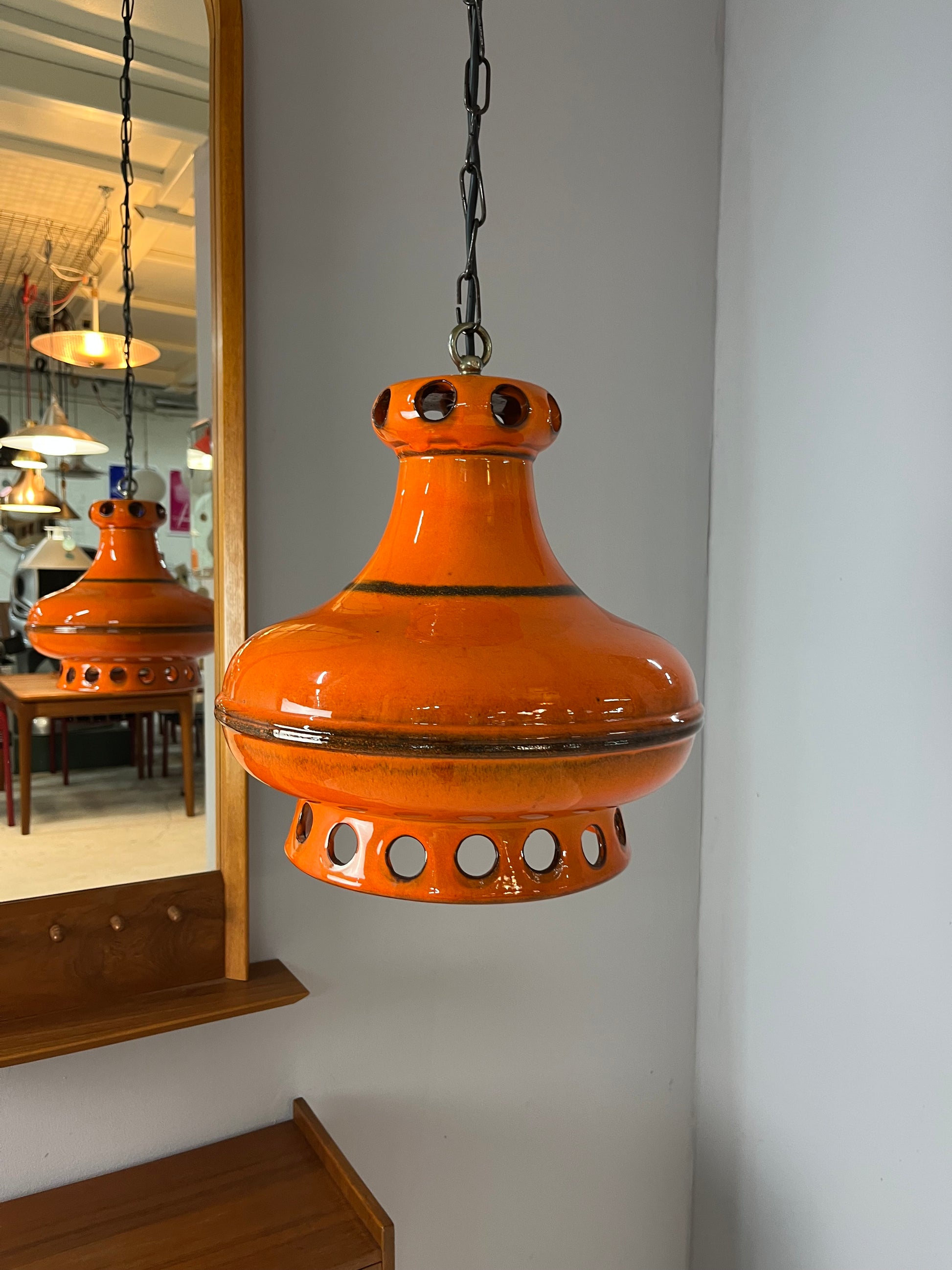 Keramiklampe orange mit Kette aus Westdeutschland