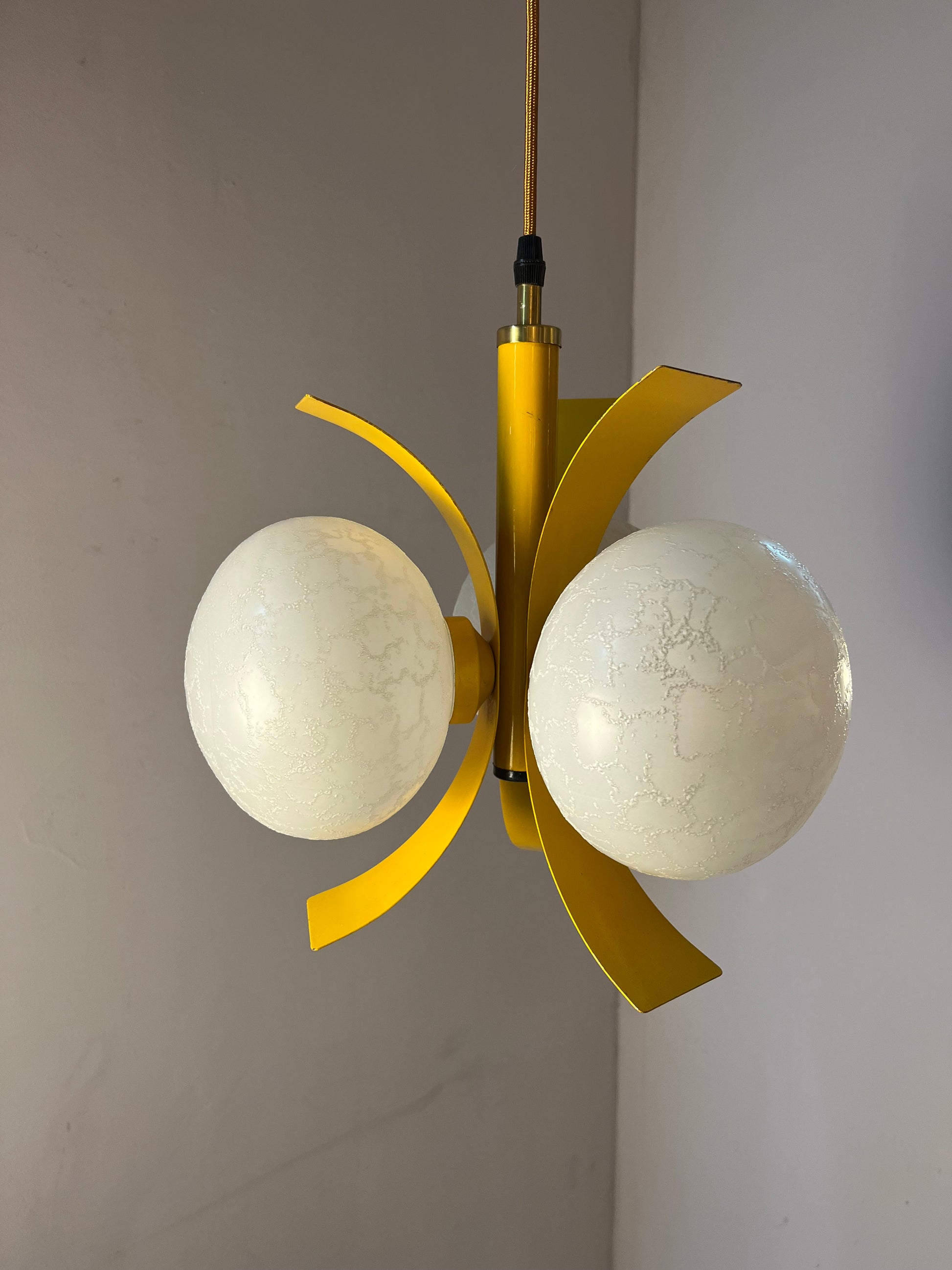 Hängelampe gelb weiß von Richard Essig