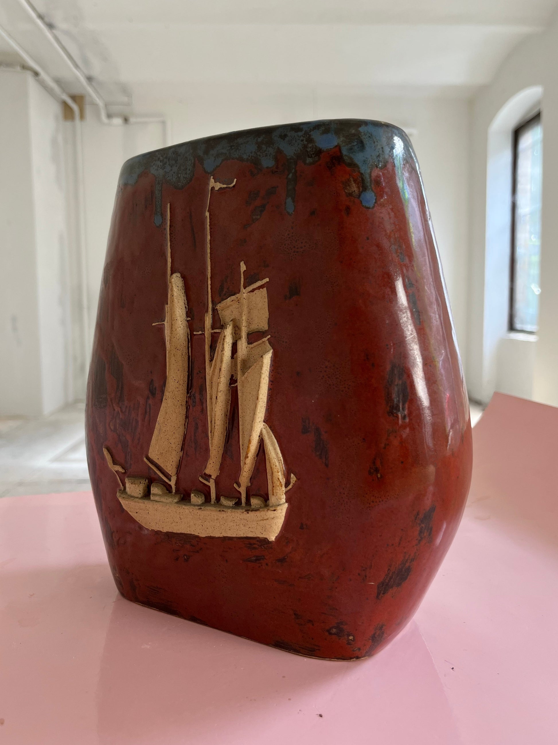 Vase mit Schiff braun Keramik Dänemark