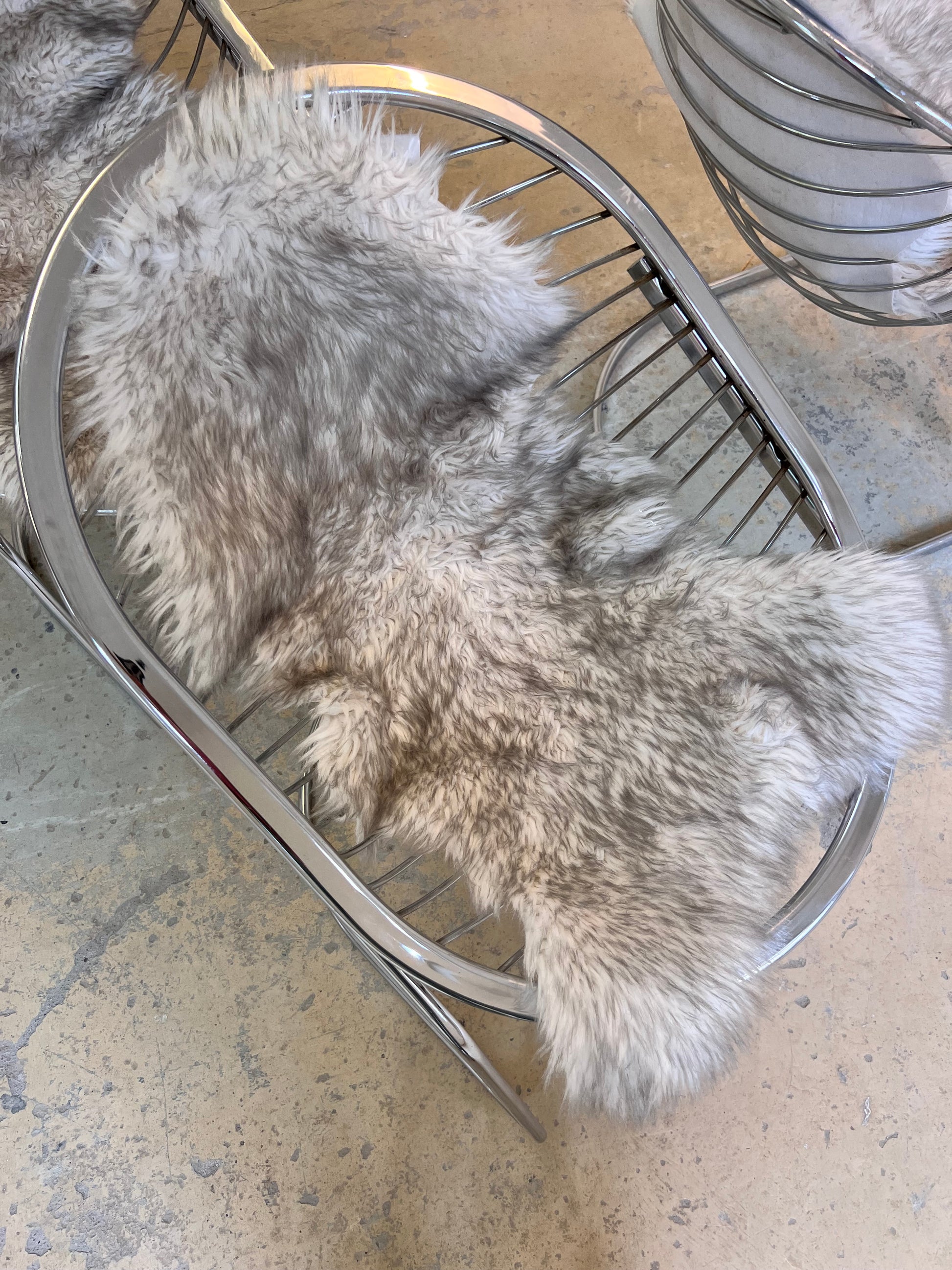 Freischwinger Modell Egg Chair mit Fell von Gastone Rinaldi