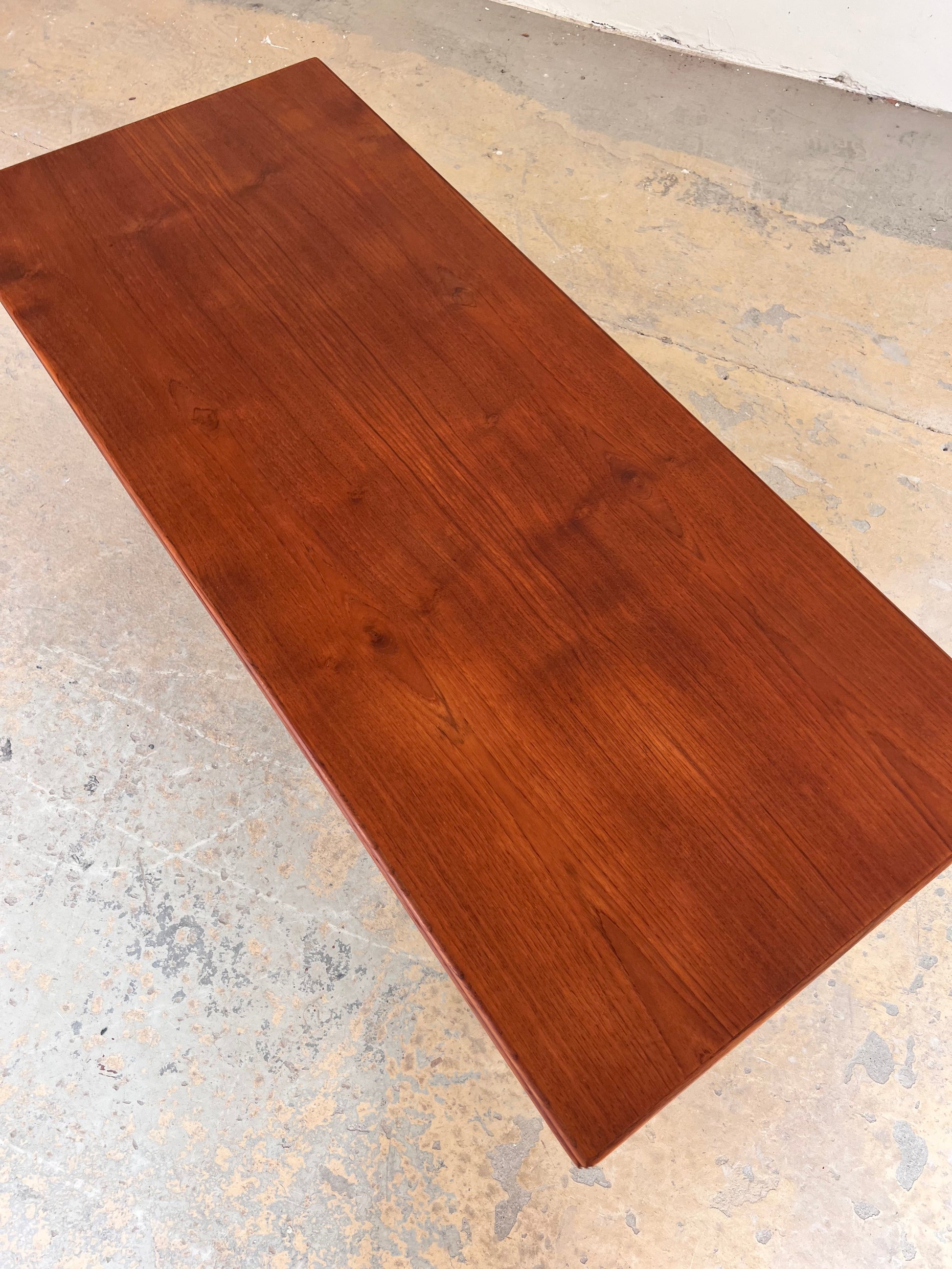 Höhenverstellbarer Couchtisch Teak mit Auszügen aus Dänemark