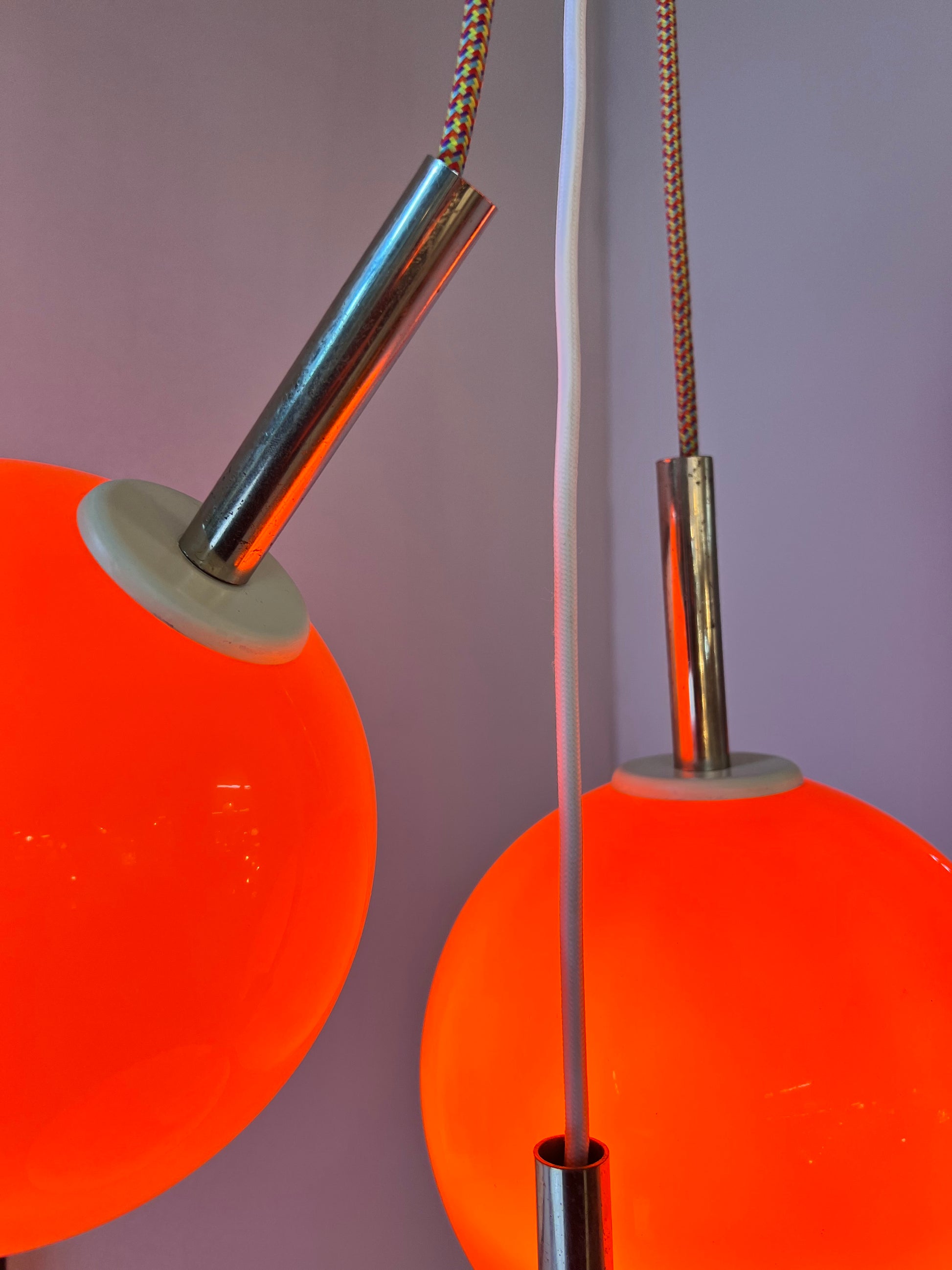 Kleine Kugellampe orange Kunststoff mit Chromstab