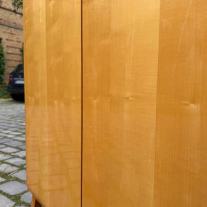Kleiderschrank Ahorn mit cremefarbener Deckplatte