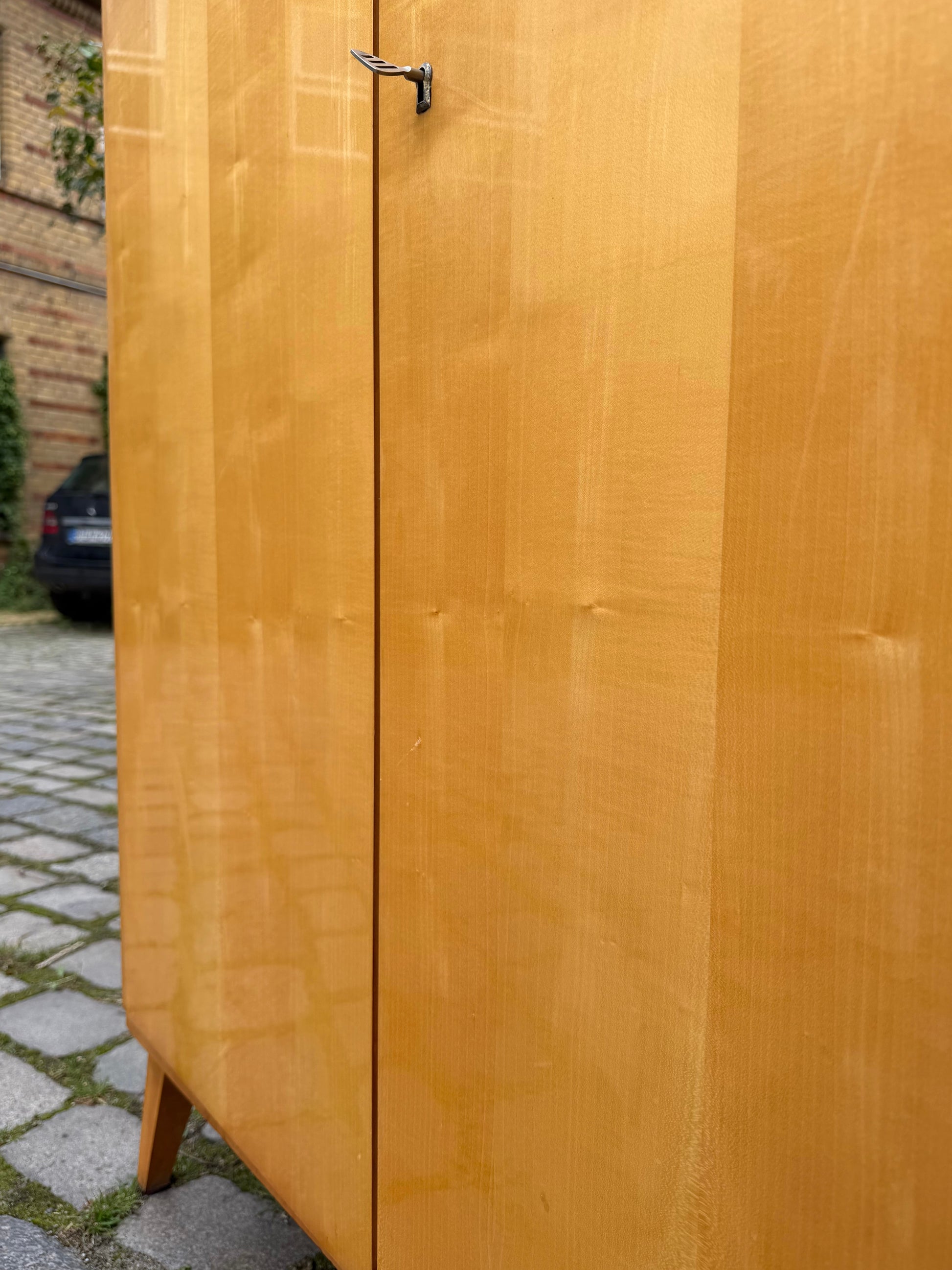 Kleiderschrank Ahorn mit cremefarbener Deckplatte