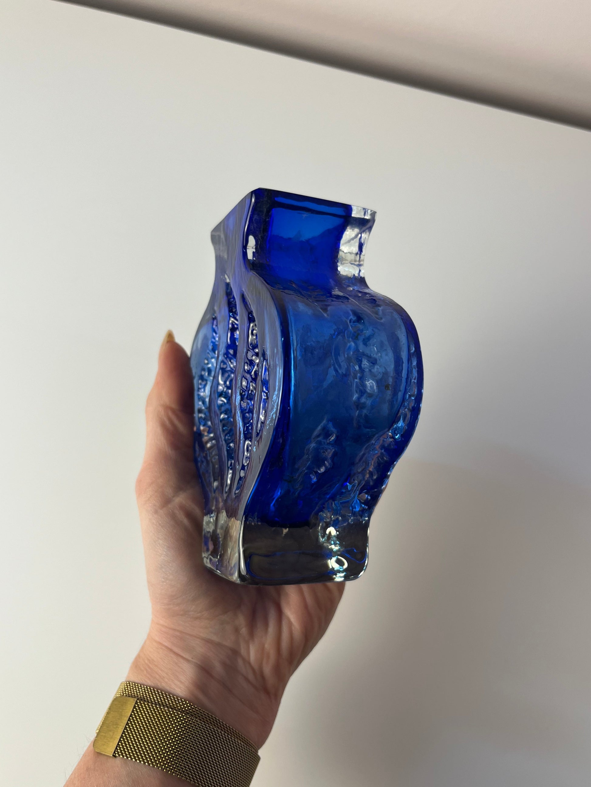 Vase blau mit Gravur von Ingrid Glas