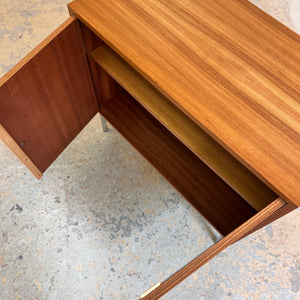 Schrank Esche mit neuen Chromfüßen