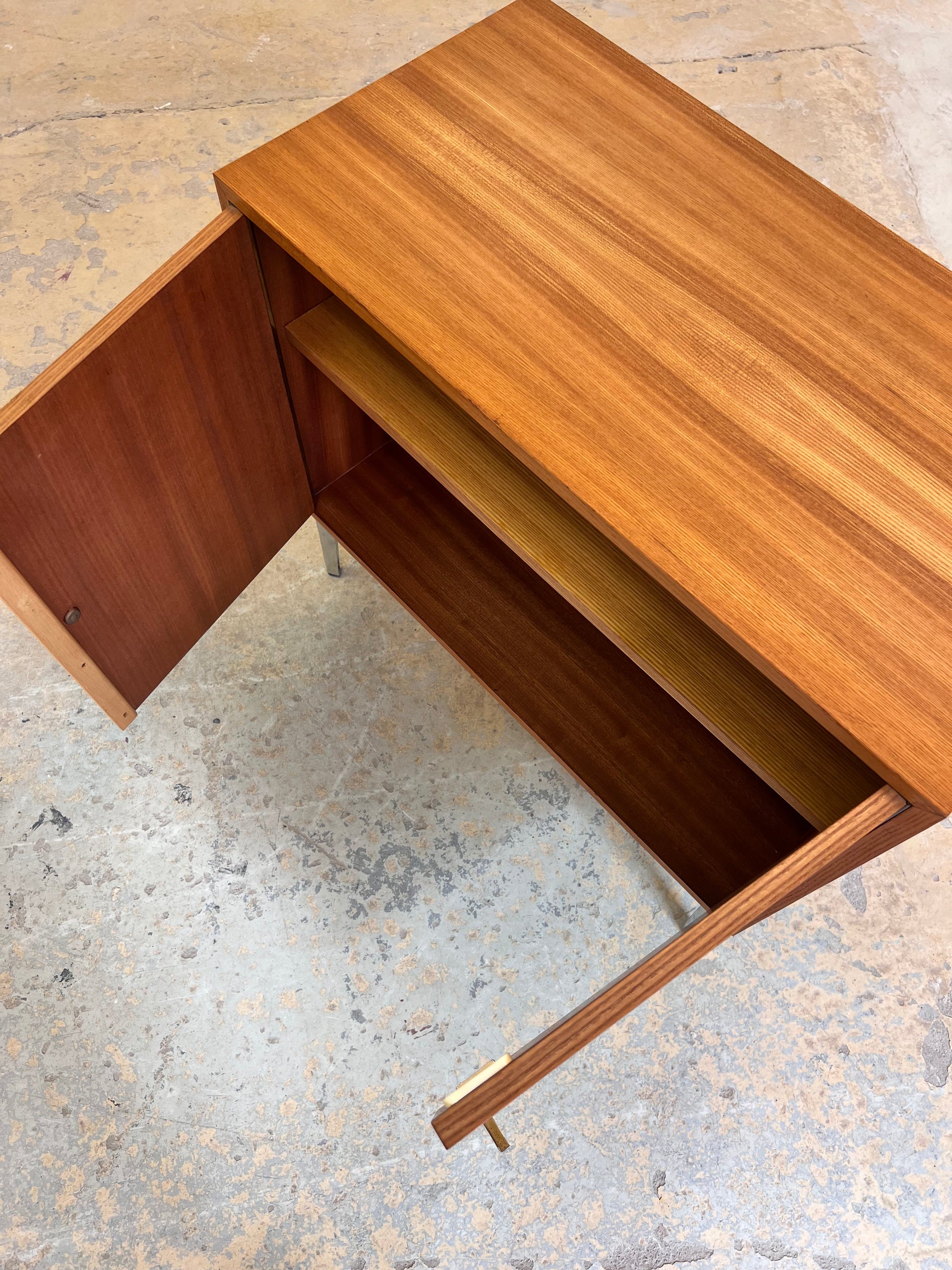 Schrank Esche mit neuen Chromfüßen