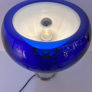 Tischlampe mit doppelwandigem Glasschirm königsblau von Doria