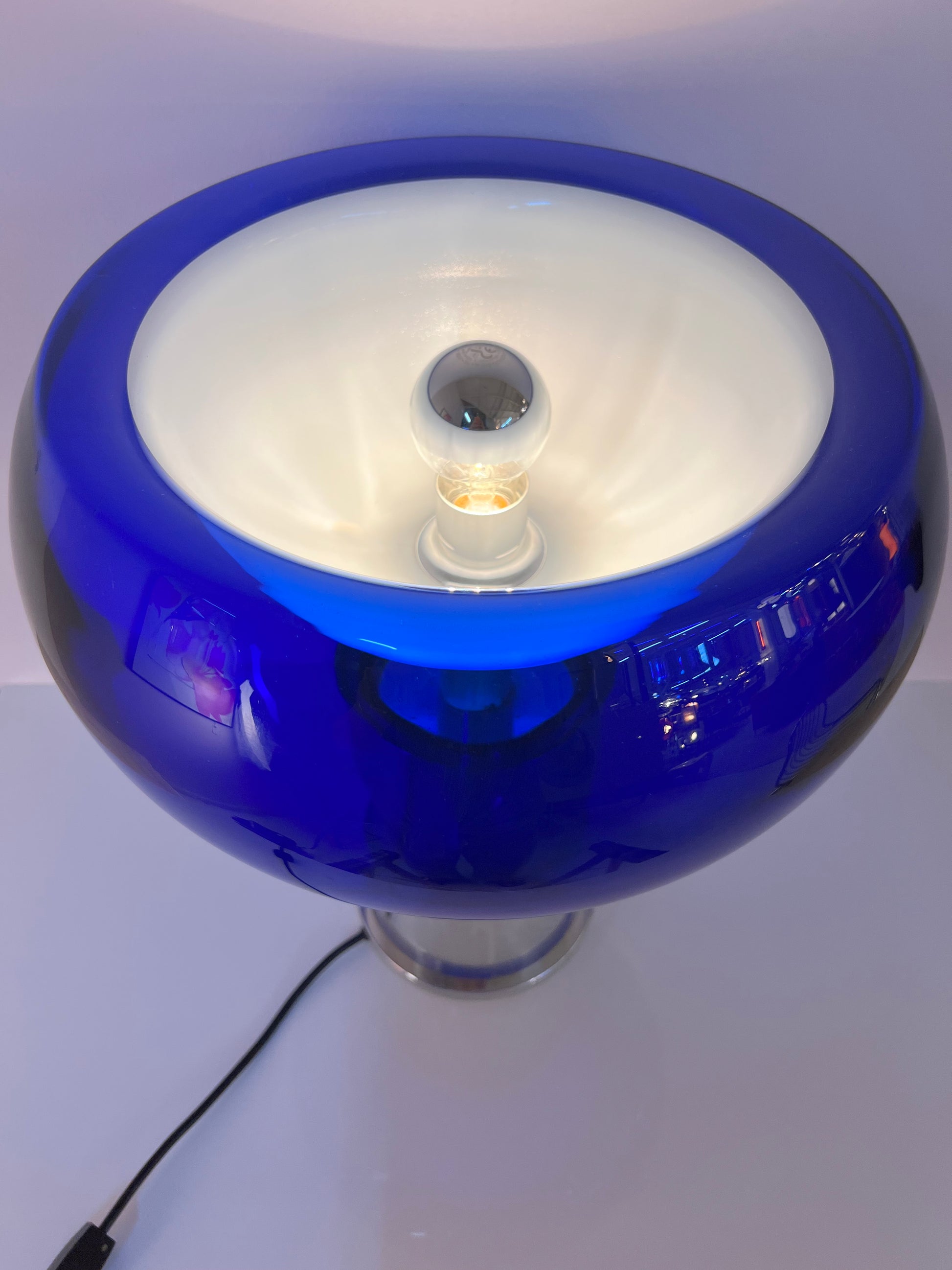 Tischlampe mit doppelwandigem Glasschirm königsblau von Doria