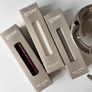 Set: 5 Kerzenständer und 1 Schale mit 3 Packungen Kerzen von Stoff & Nagel