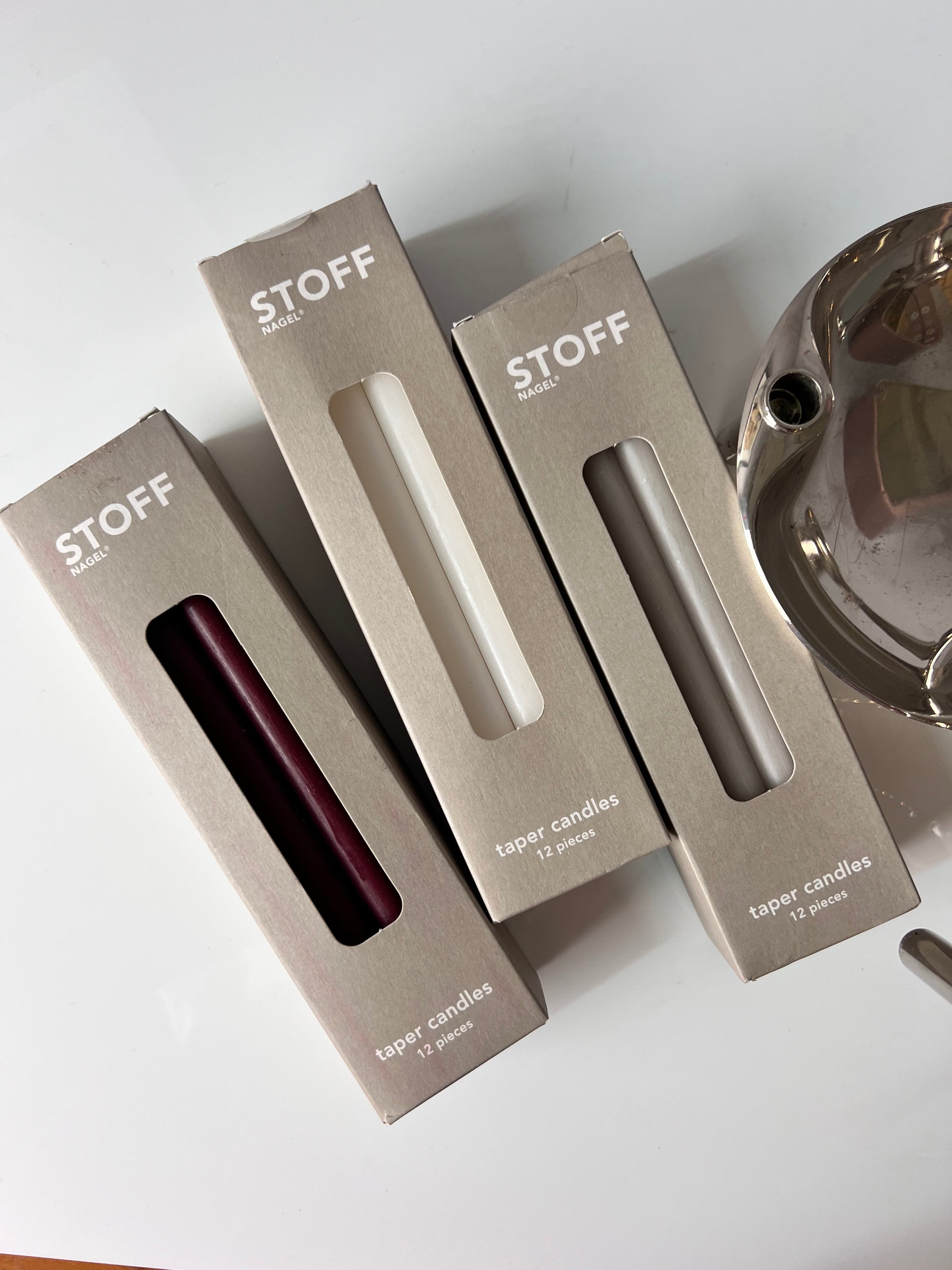 Set: 5 Kerzenständer und 1 Schale mit 3 Packungen Kerzen von Stoff & Nagel