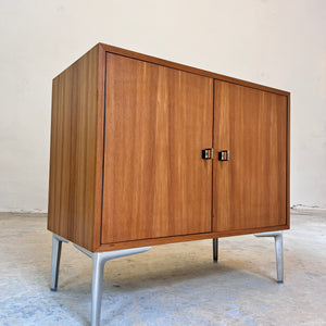 Schrank Esche mit neuen Chromfüßen